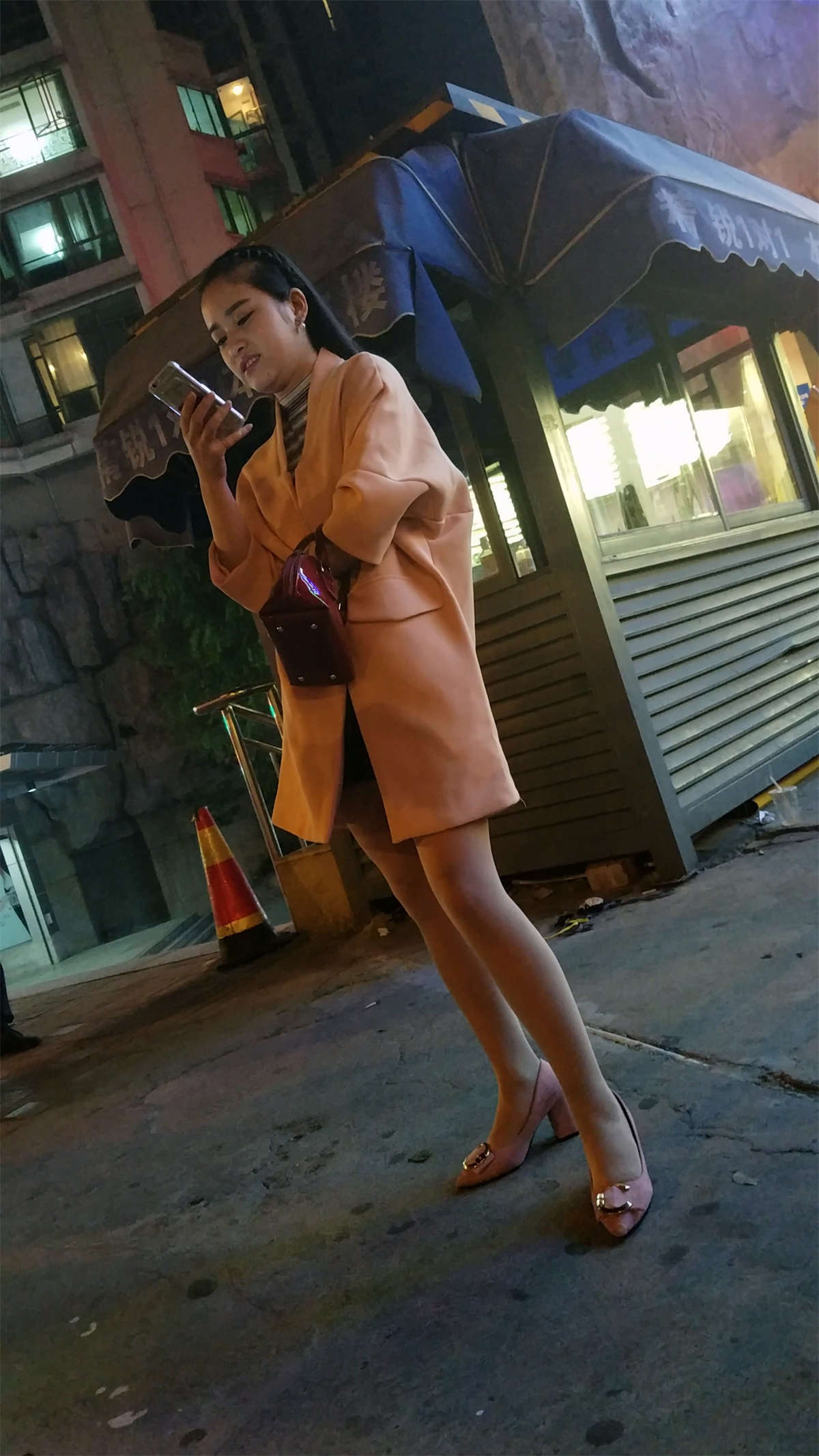 图片[2]-等人的米色外套黑色包臀裙少妇-日更街拍