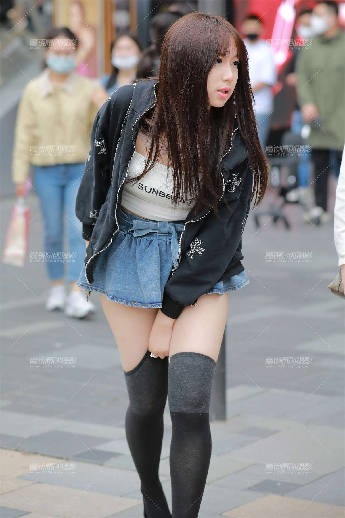 【玻璃街拍】牛仔热裤小妹-日更街拍