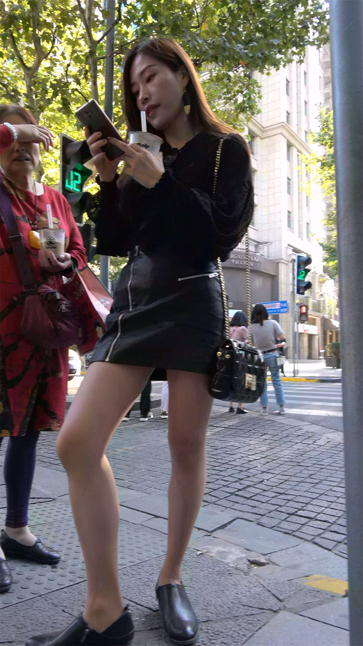 图片[2]-短裙街拍美女-日更街拍