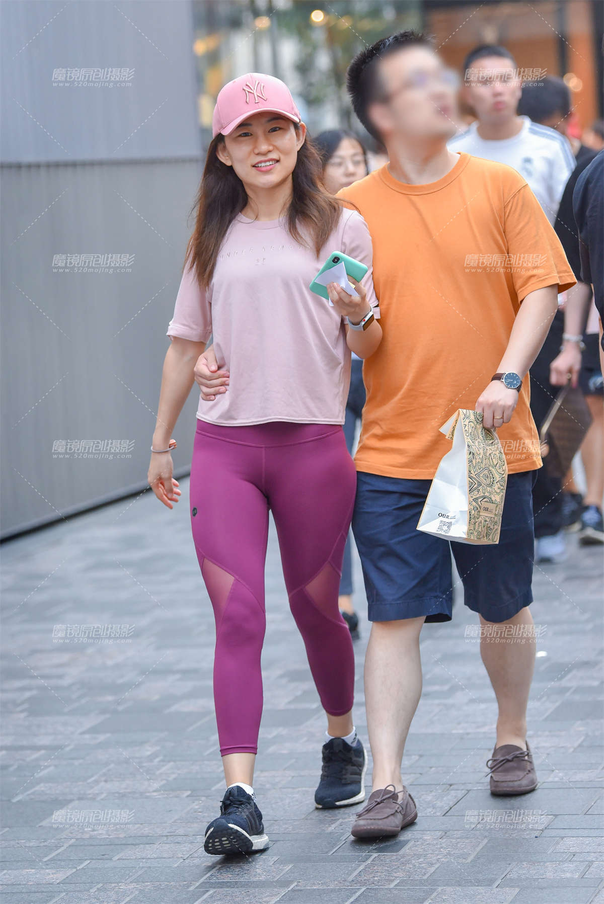 玫瑰红紧身裤-日更街拍