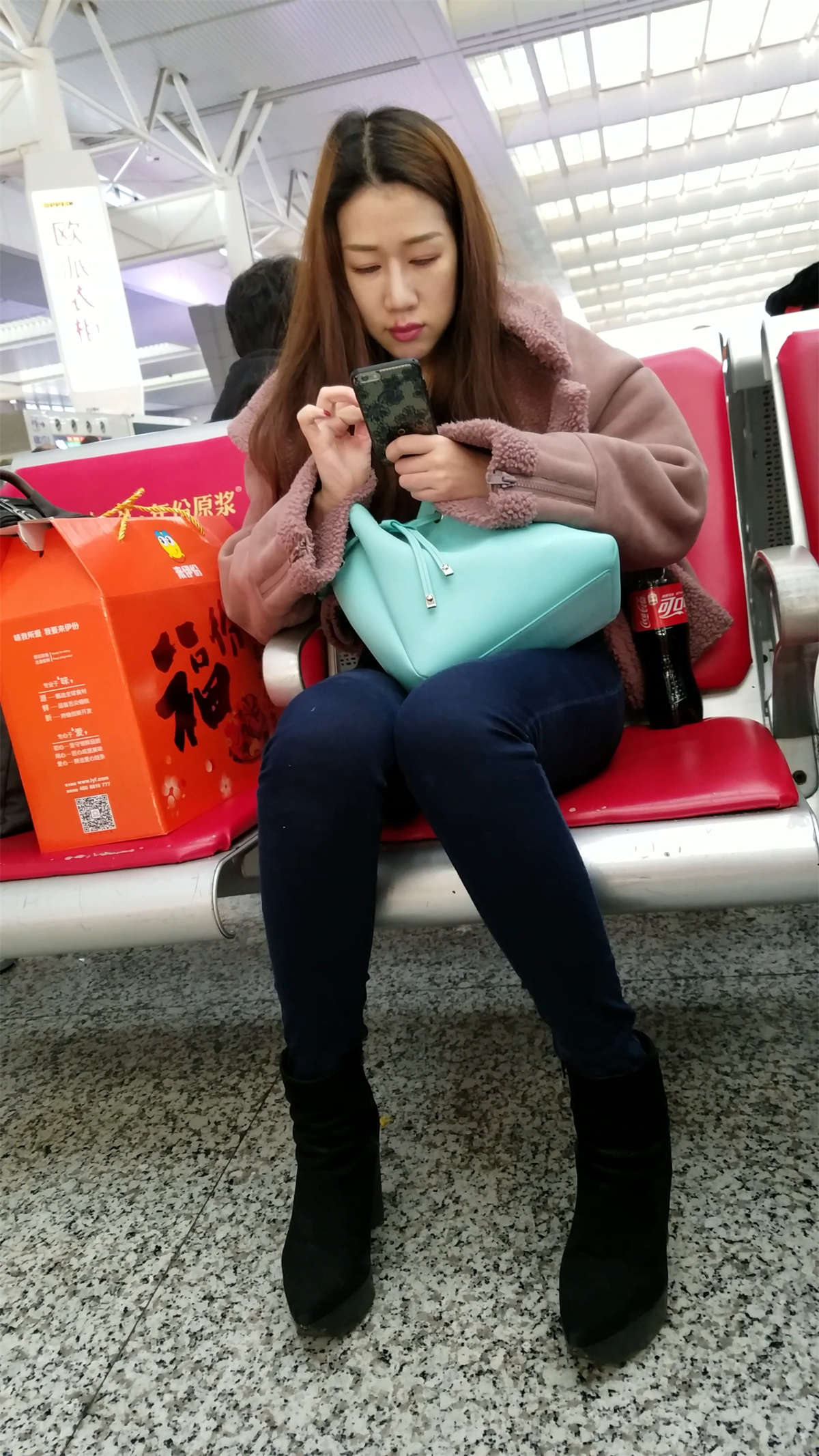 图片[2]-[4K高清视频]高铁站拍摄蓝色紧身牛仔裤漂亮长发美女-日更街拍