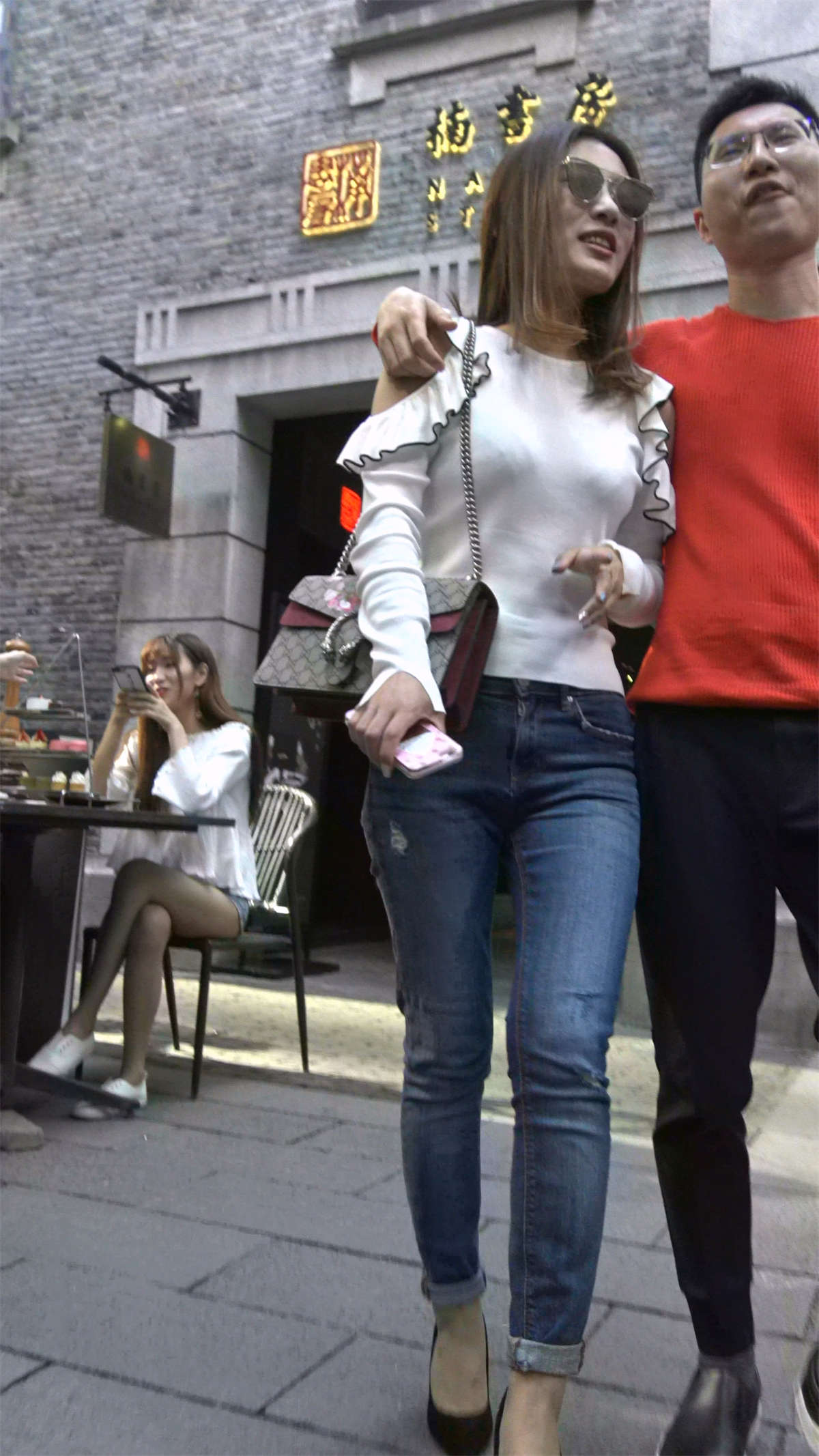 紧身蓝色牛仔裤白衣服性感美女-日更街拍