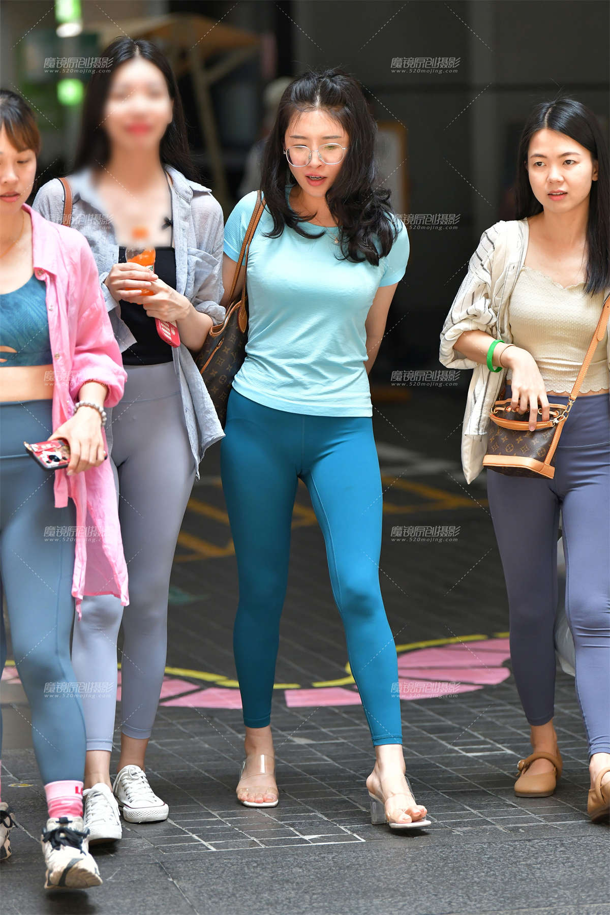 ★斯文高挑紧身美女-日更街拍