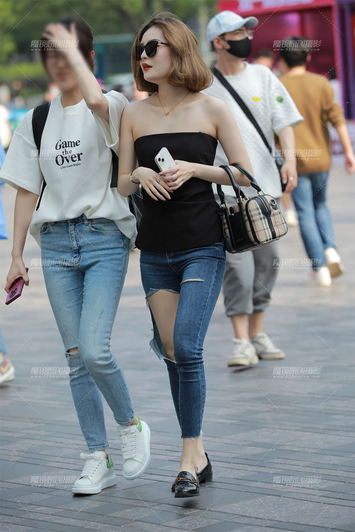 【玻璃街拍】破洞牛仔裤美女-日更街拍