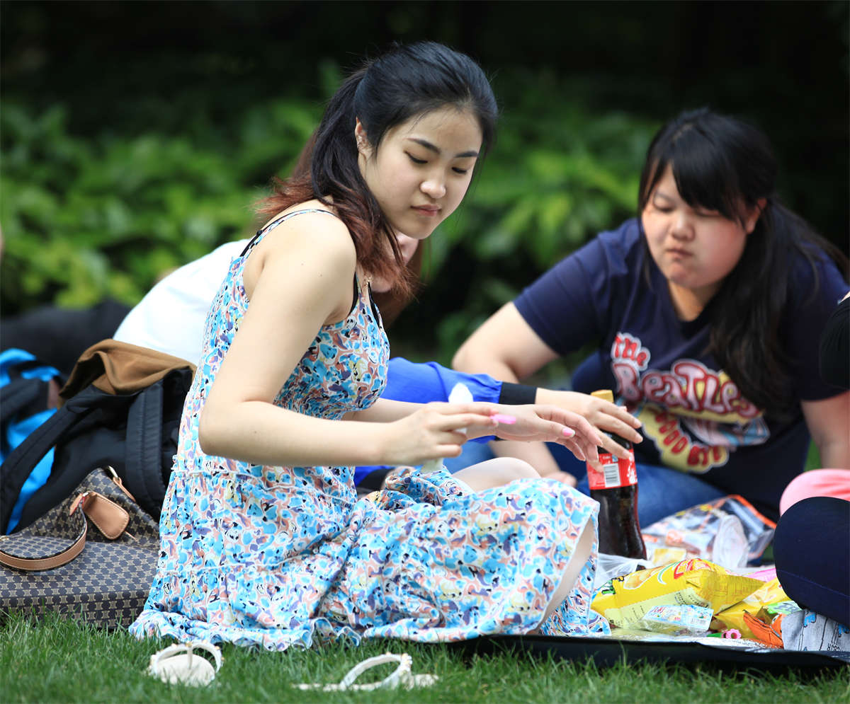 图片[2]-踏青公园街拍系列No.129 吊裙女孩酥胸半露，足弓弧度性感爆棚-日更街拍