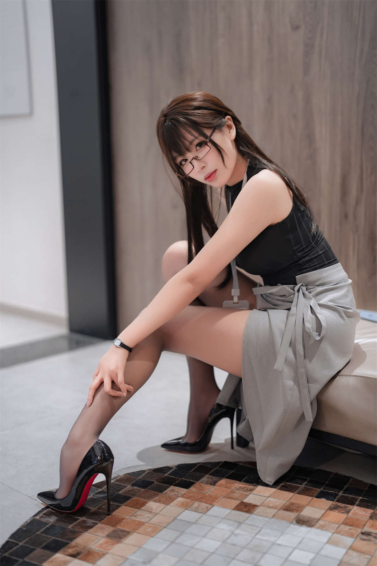 图片[2]-轩萧学姐NO.047 眼镜娘OL-日更街拍