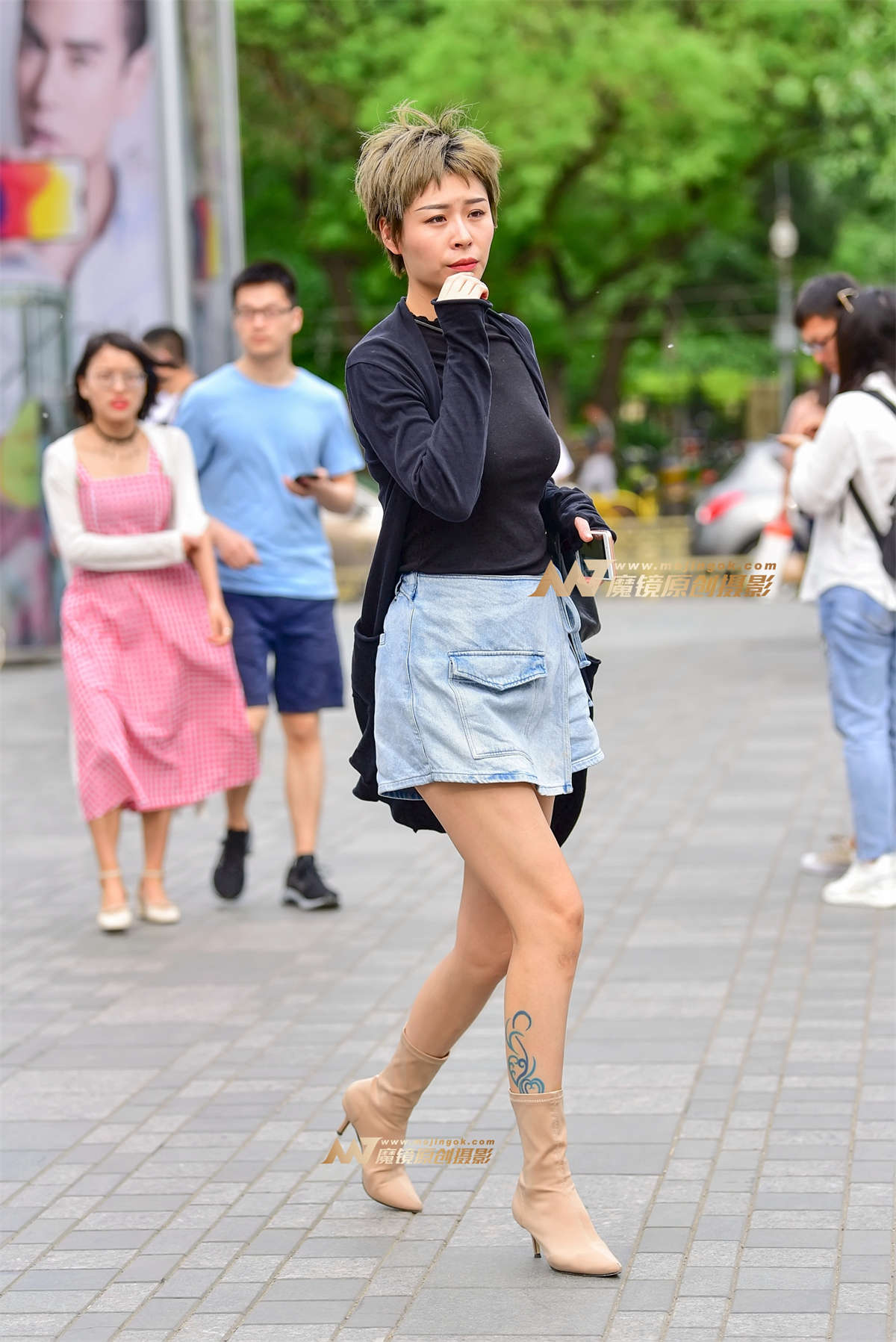 短发干练 的长腿气质御姐-日更街拍