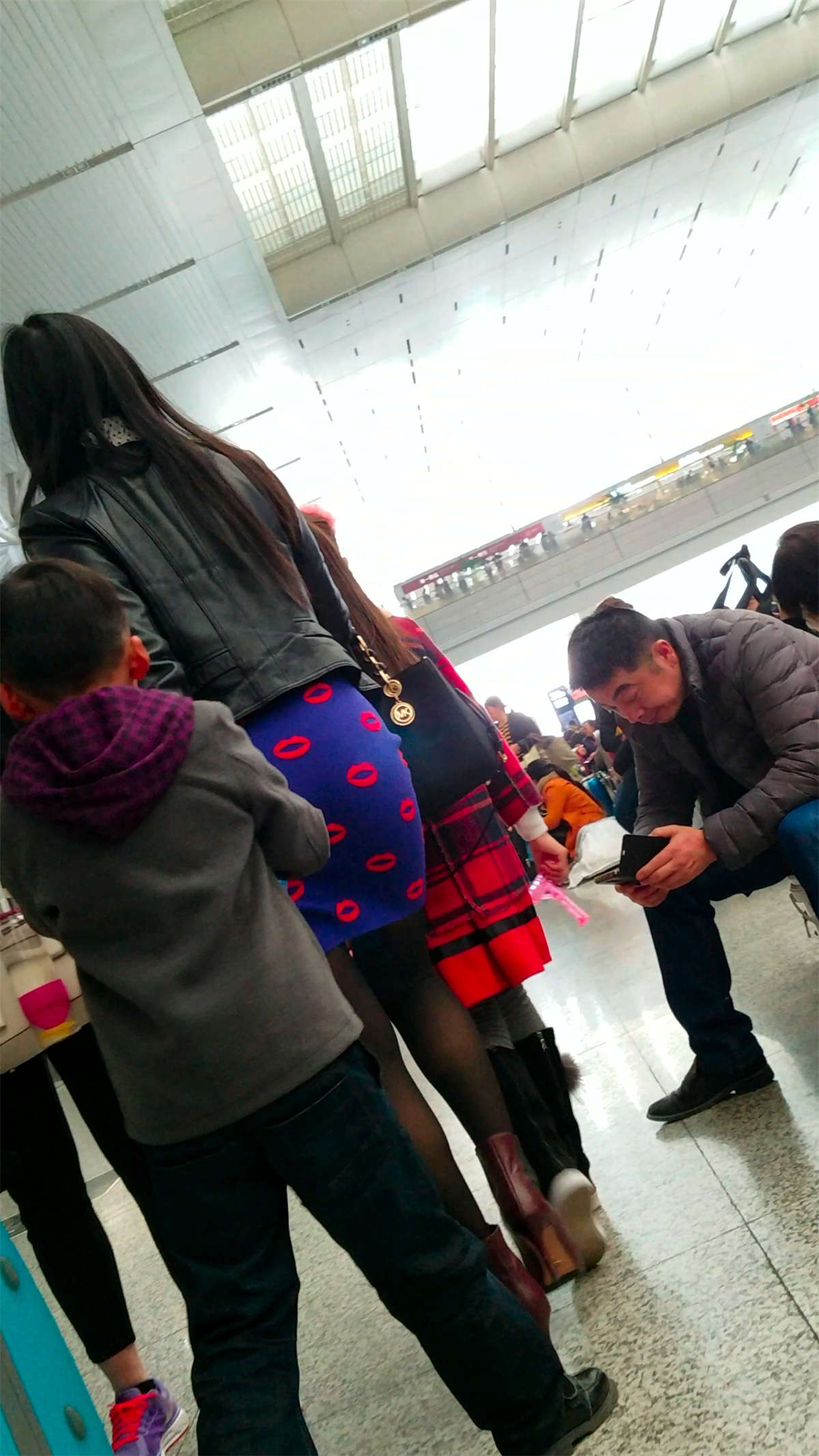 图片[2]-[4K高清视频]高铁站跟拍紫色包臀裙黑色丝袜高跟美腿少妇-日更街拍