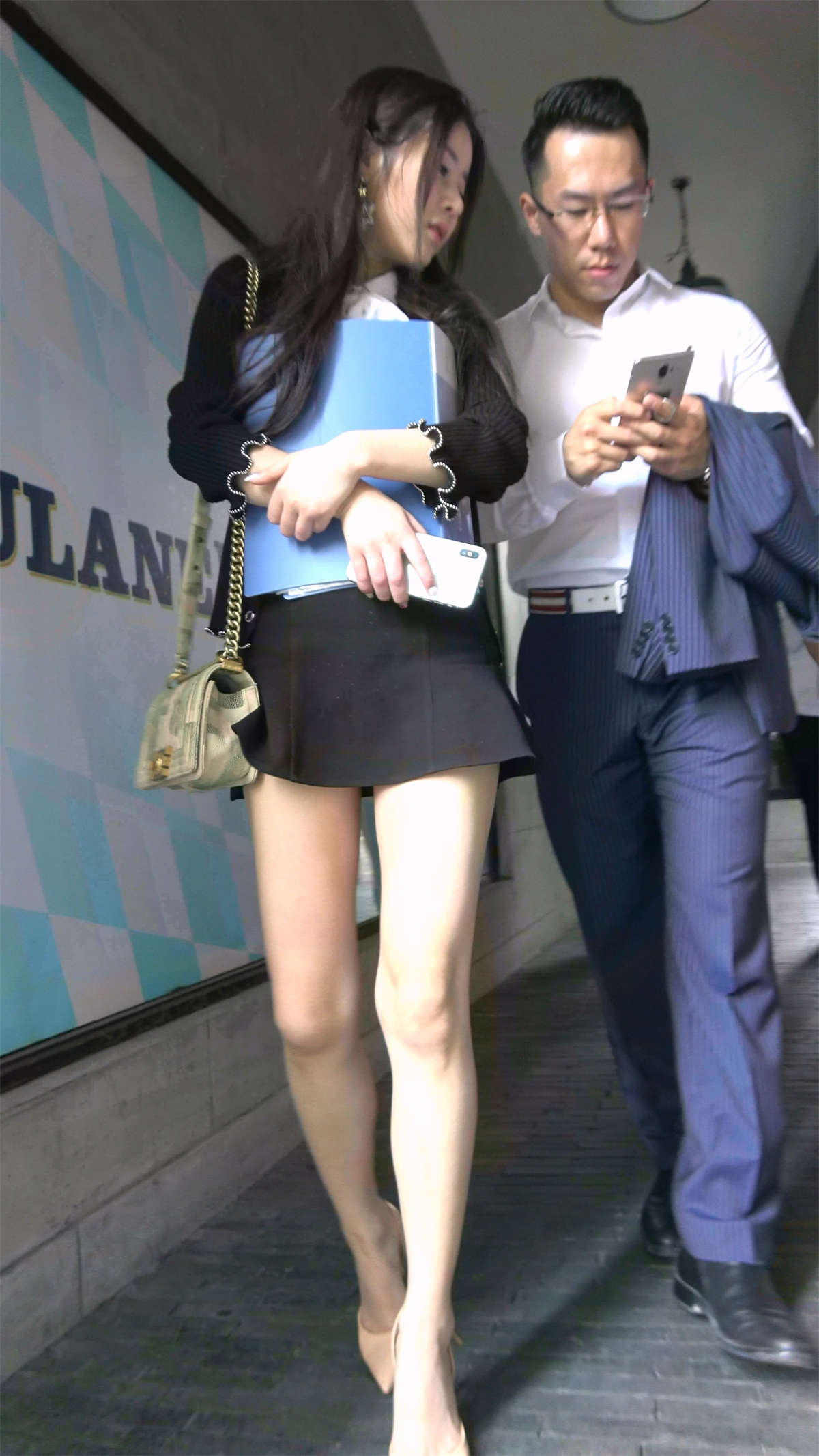 图片[2]-美丽容颜短裙白皙美腿美女-日更街拍