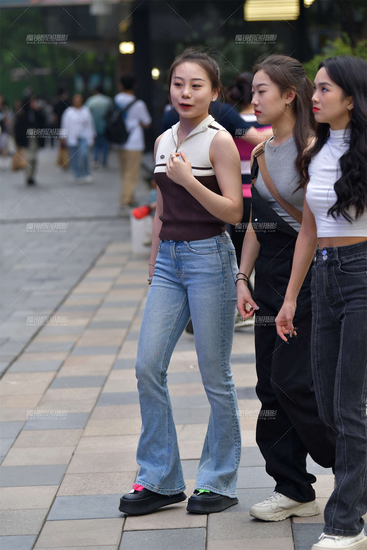 ★文静的牛仔裤美女-日更街拍