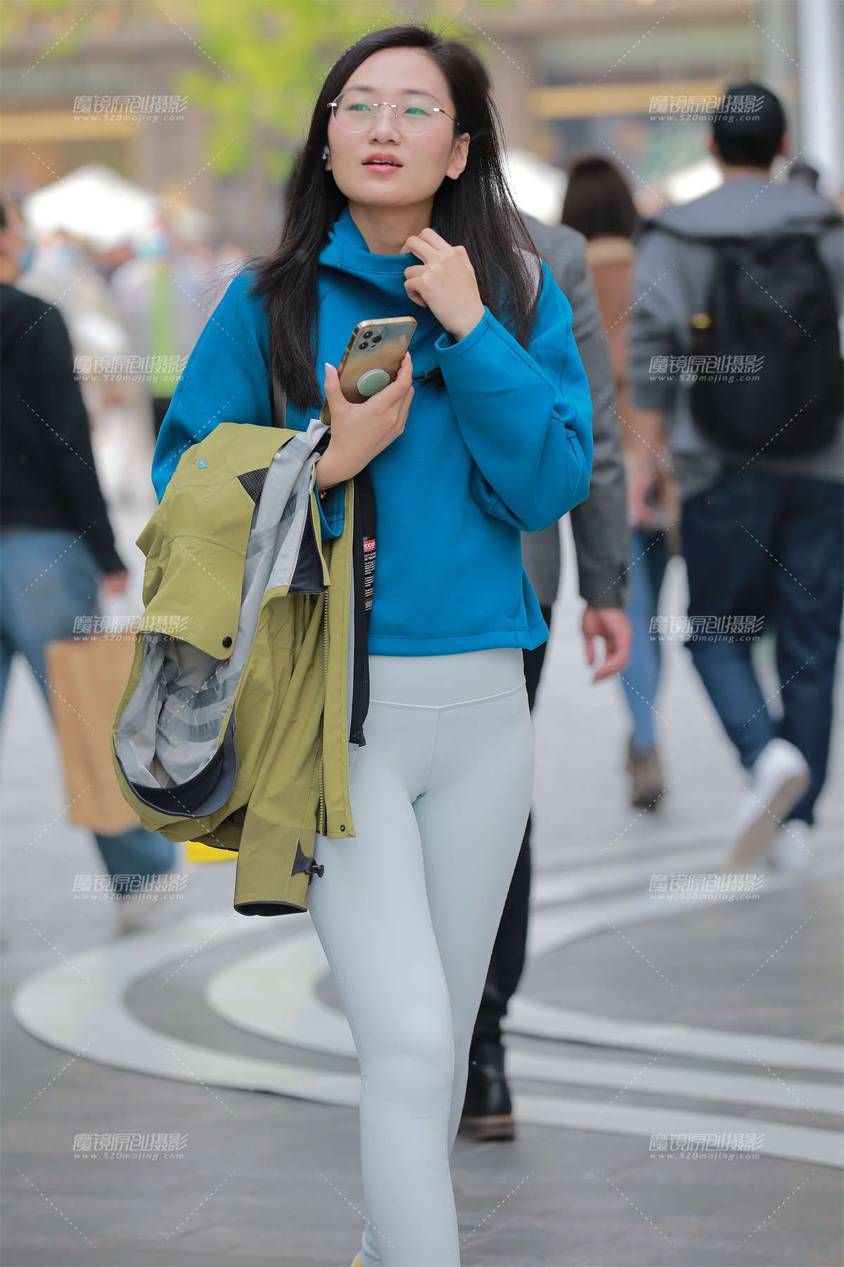 图片[2]-【玻璃街拍】浅绿瑜伽裤-日更街拍