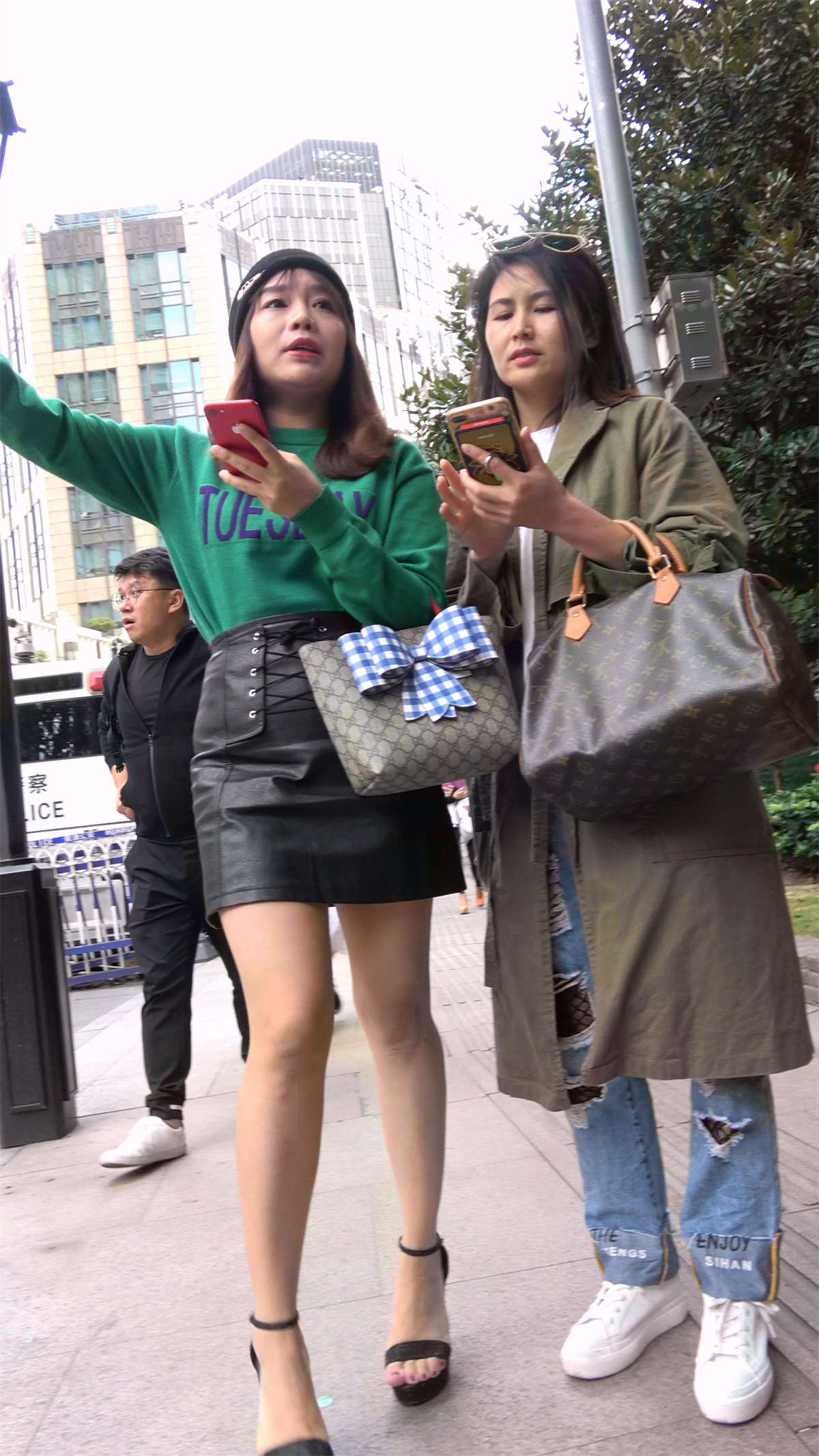 黑色短裙高跟美腿性感美女-日更街拍
