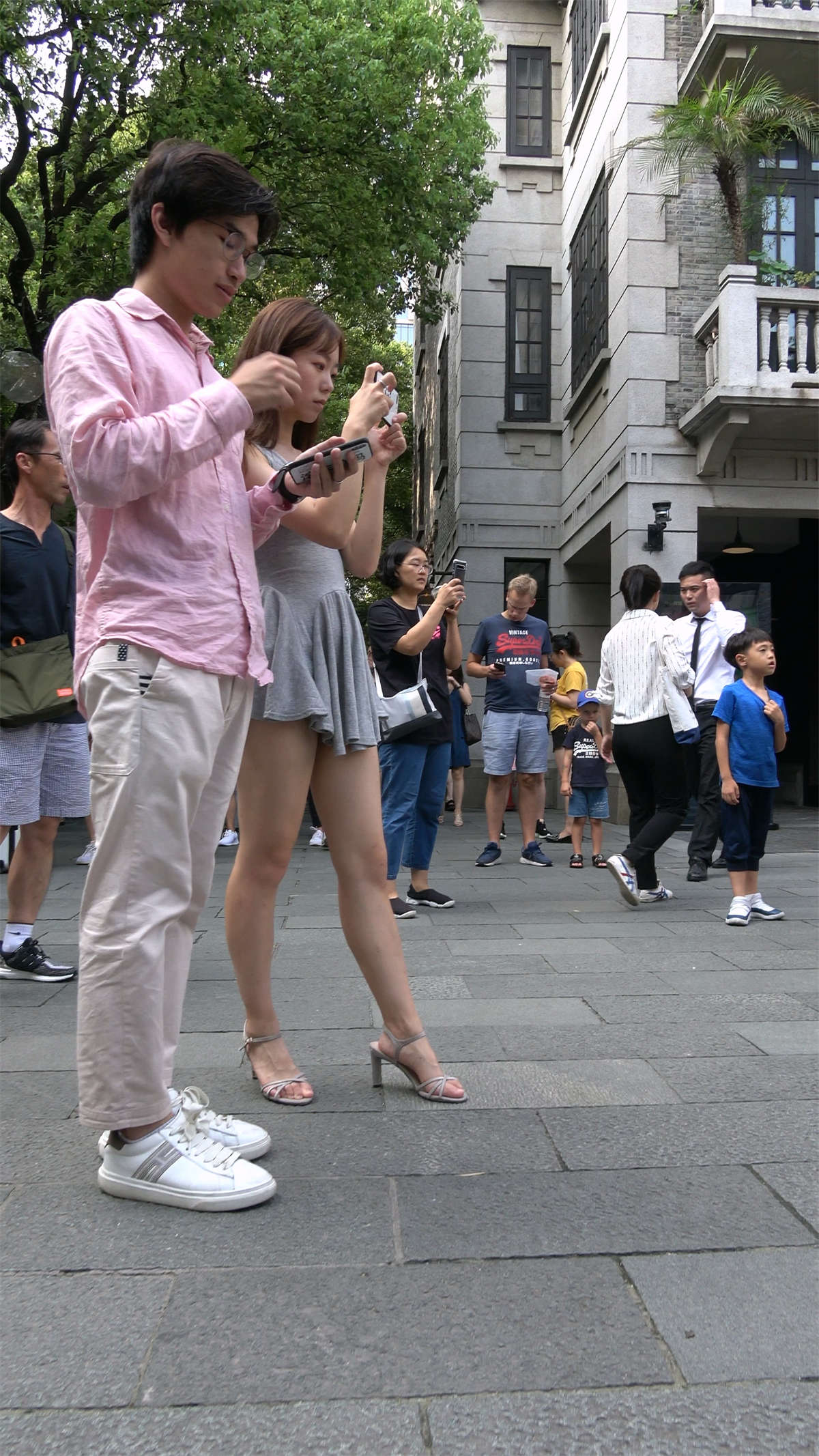 图片[2]-灰色裙美腿美眉-日更街拍