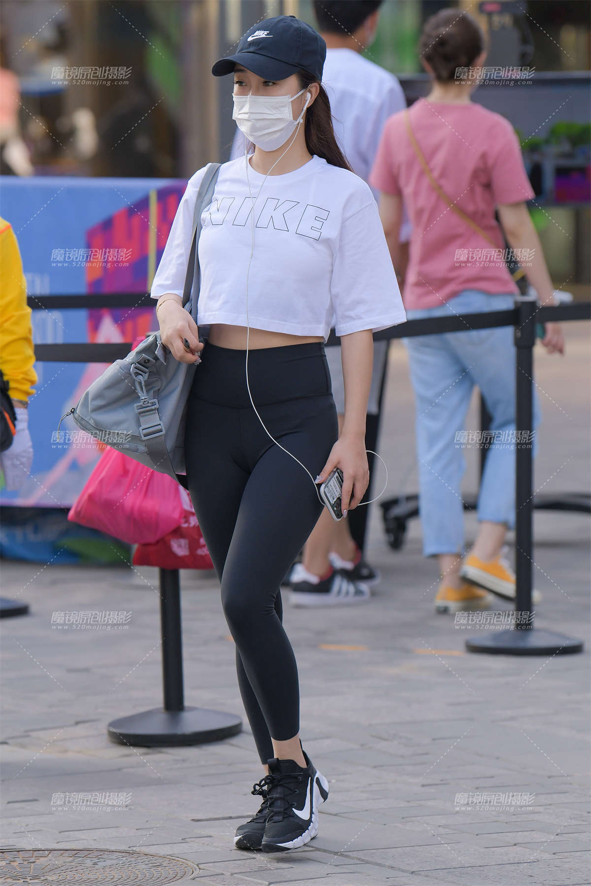 【红石赛帖】性感黑色紧身裤美女-日更街拍