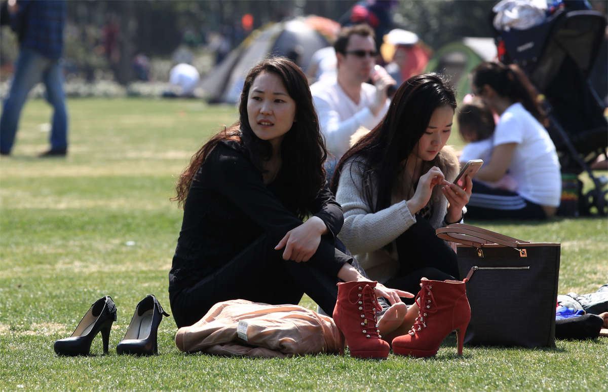 图片[2]-踏青公园街拍系列No.130 2个迷人少妇的肉丝足拼盘-日更街拍