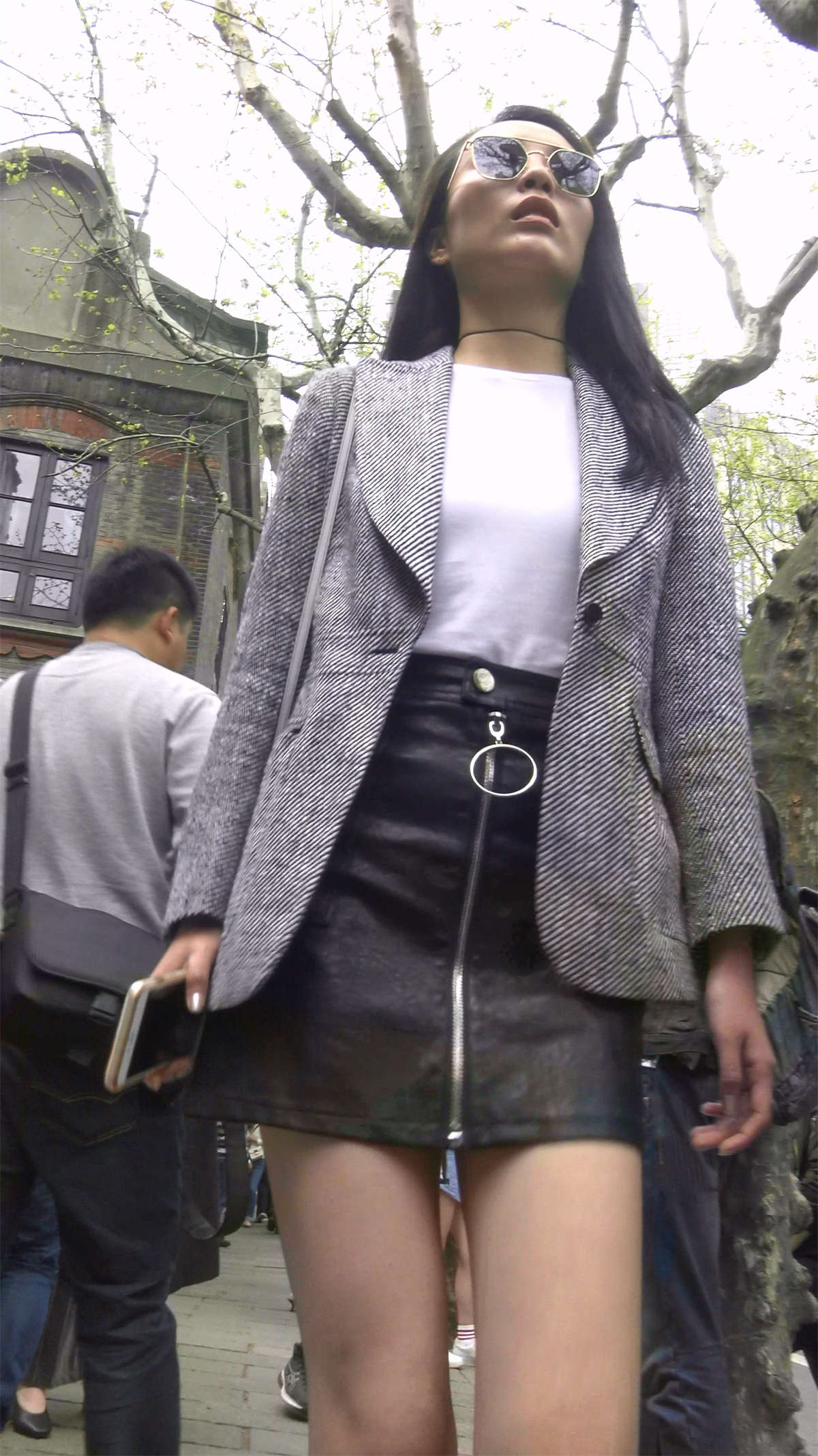 皮裙黑色高跟鞋美腿美女-日更街拍