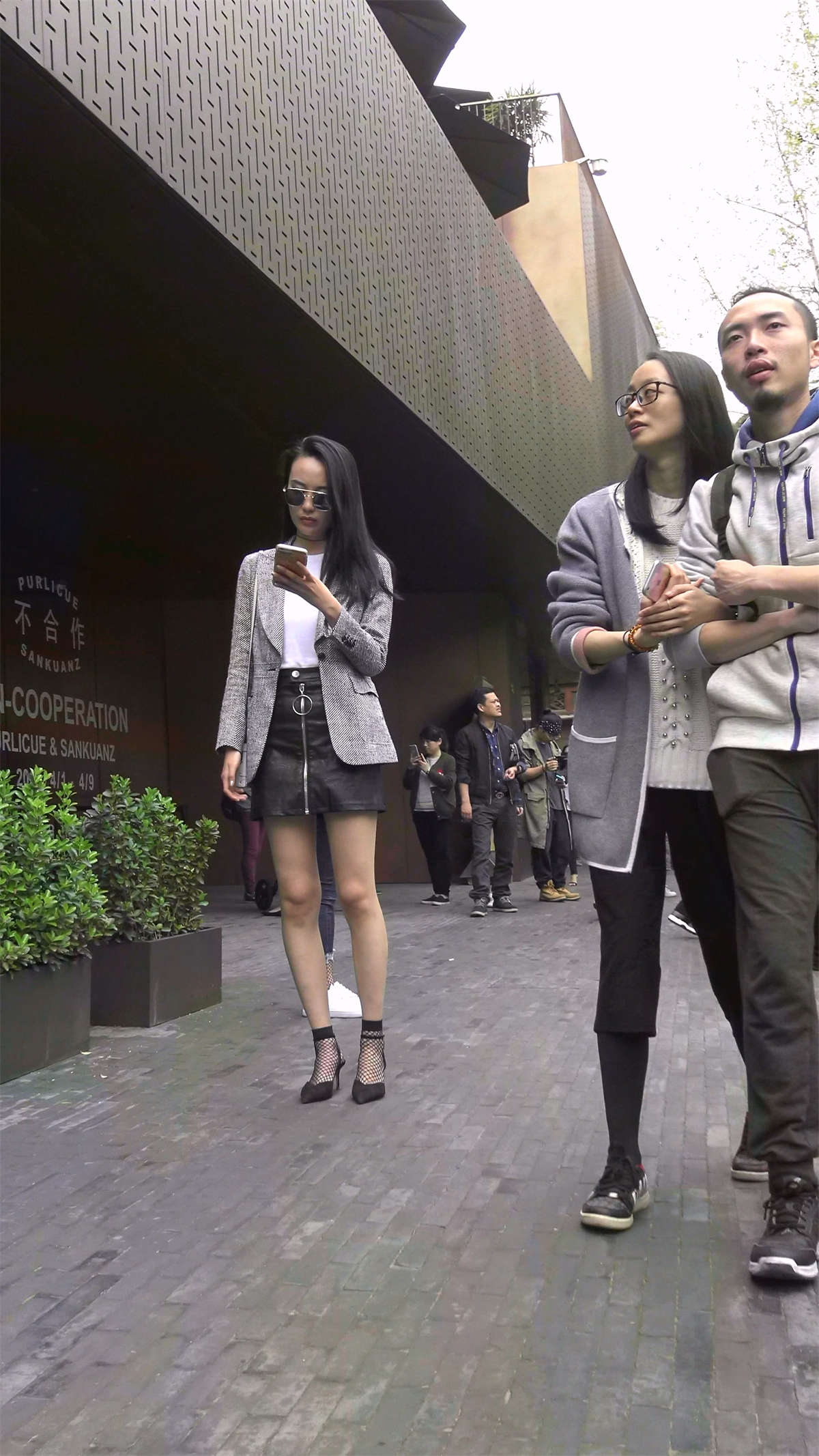 图片[2]-皮裙黑色高跟鞋美腿美女-日更街拍