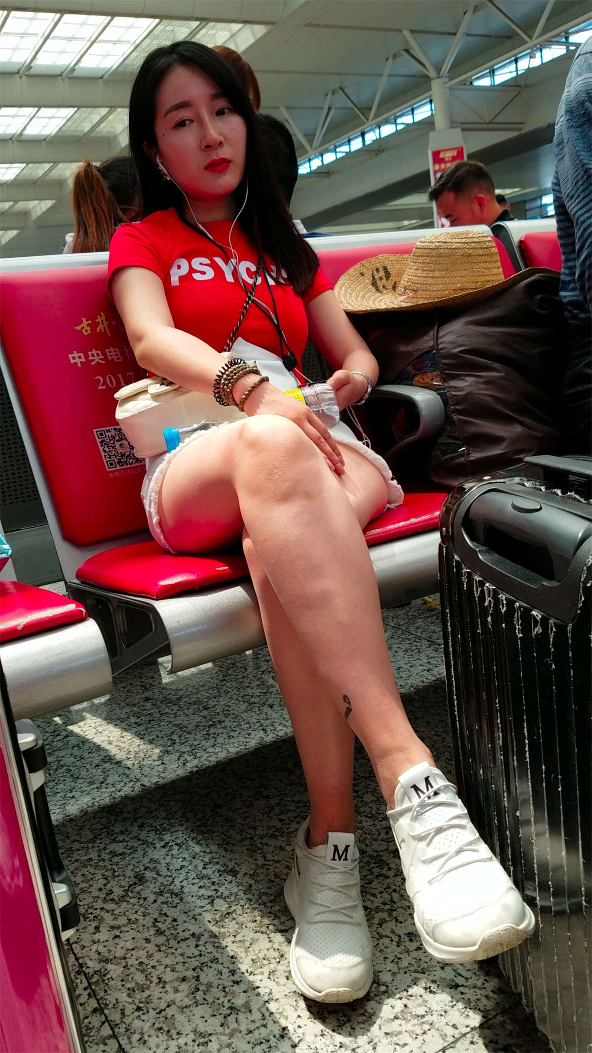 图片[2]-[4K高清视频]红色T恤白色短裤街拍美女-日更街拍