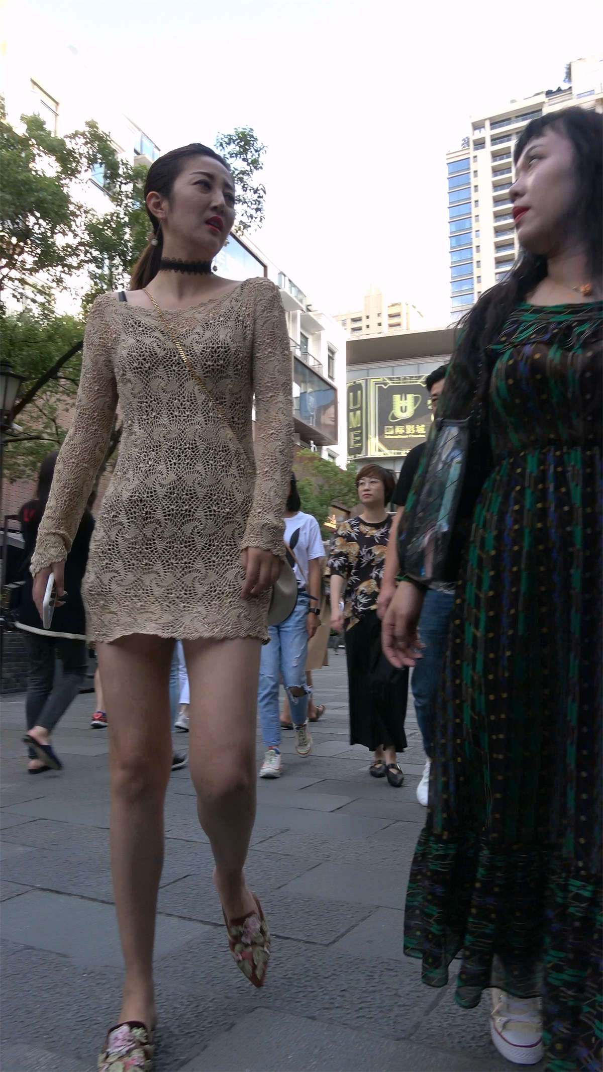 金色短裙性感美女-日更街拍