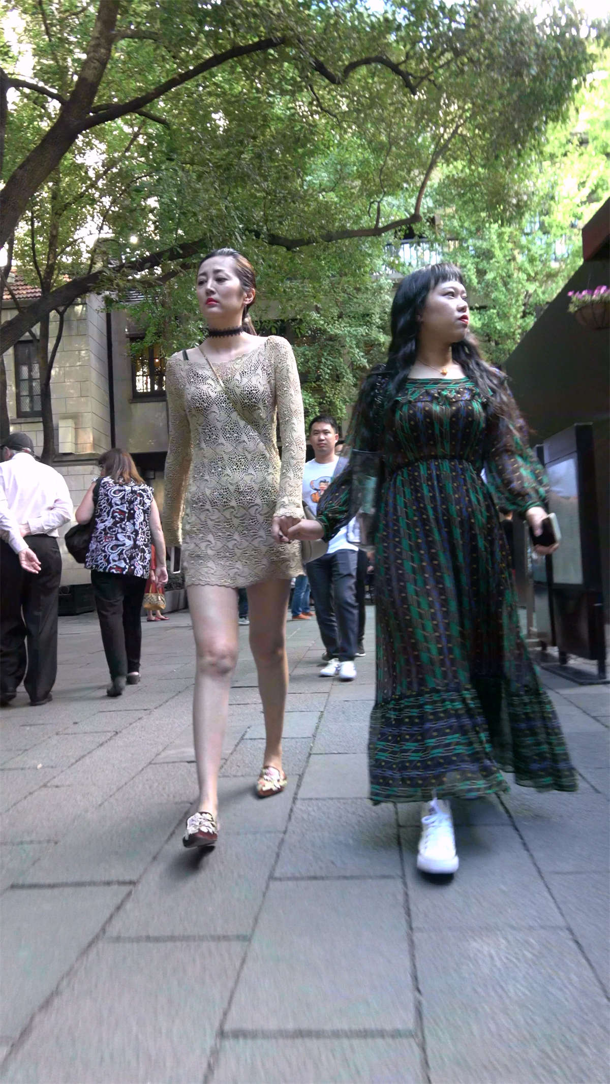 图片[2]-金色短裙性感美女-日更街拍