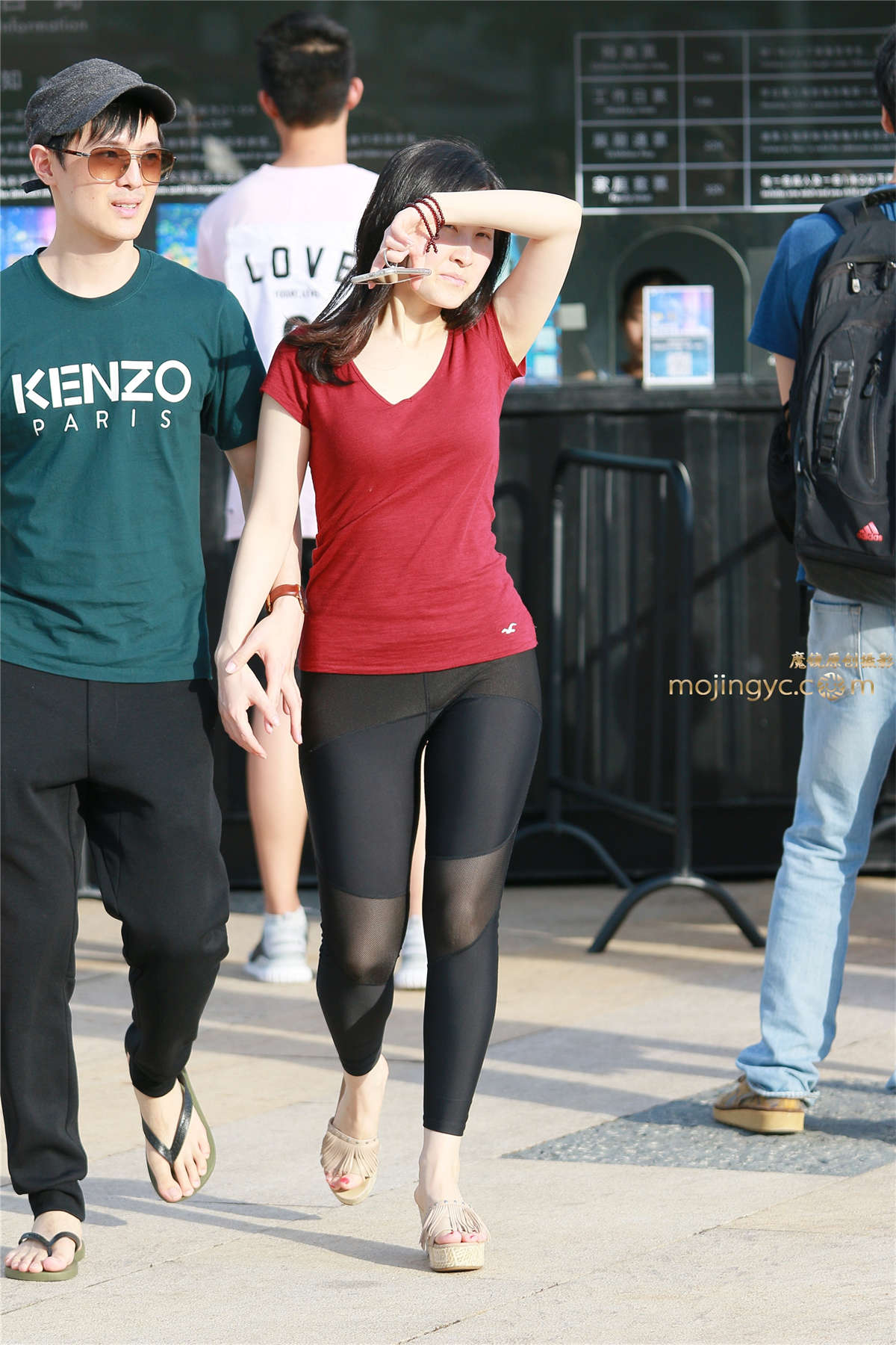 阳光下紧裤少妇-日更街拍