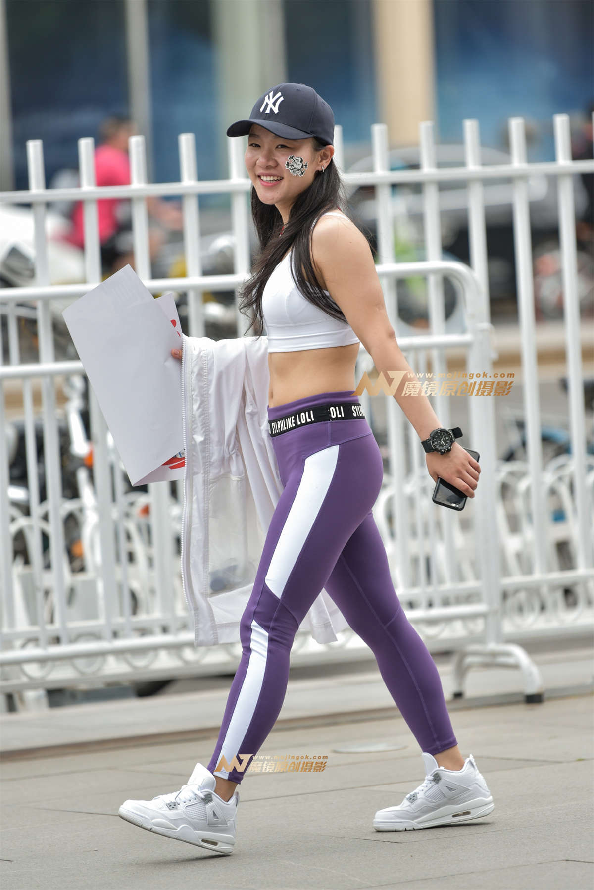 可爱的瑜珈裤妹子 笑容好甜美-日更街拍