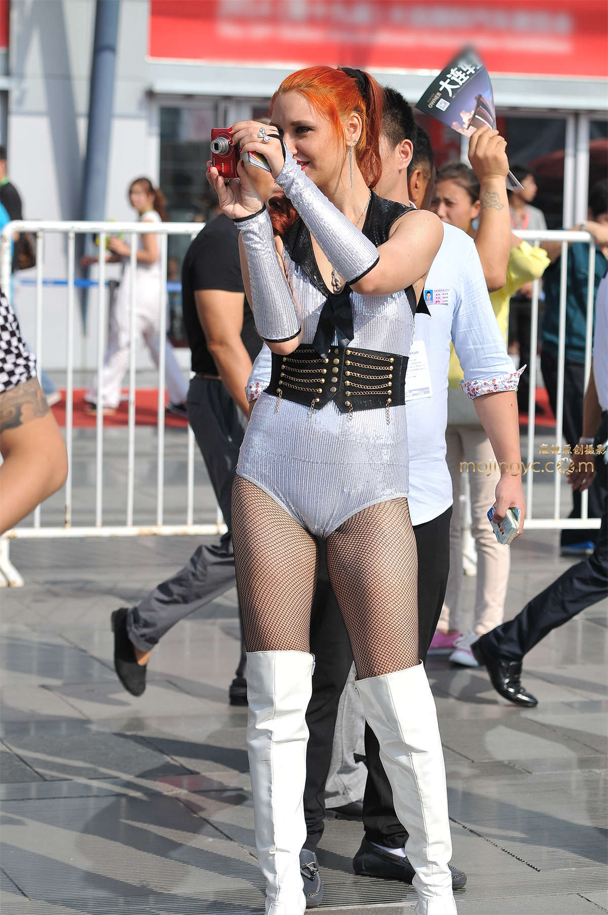 180CM 亮银紧身 黑网丝 性感洋车模-日更街拍