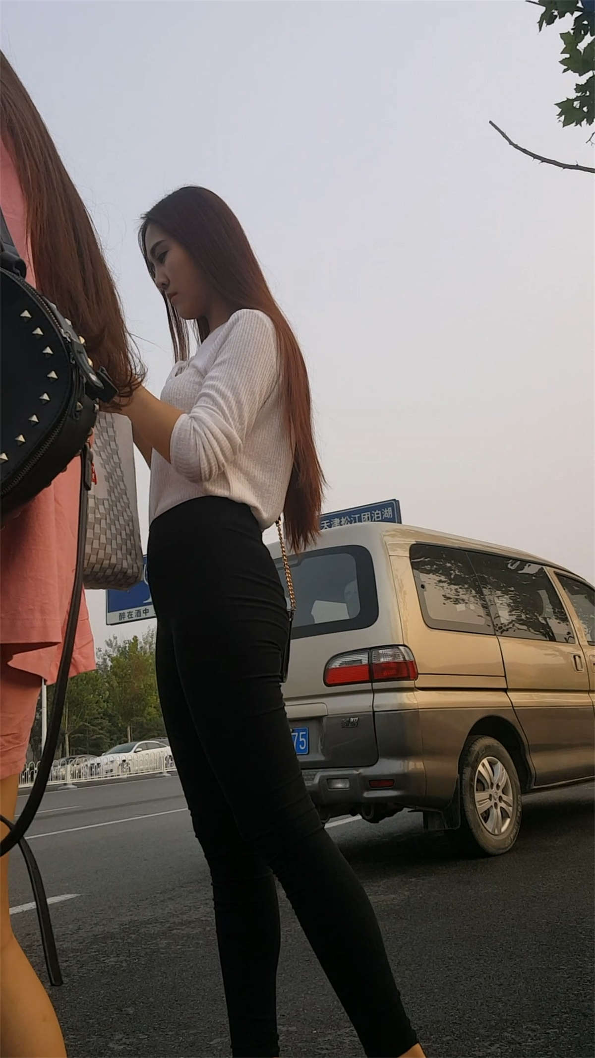 图片[2]-黑色长裤气质美女-日更街拍