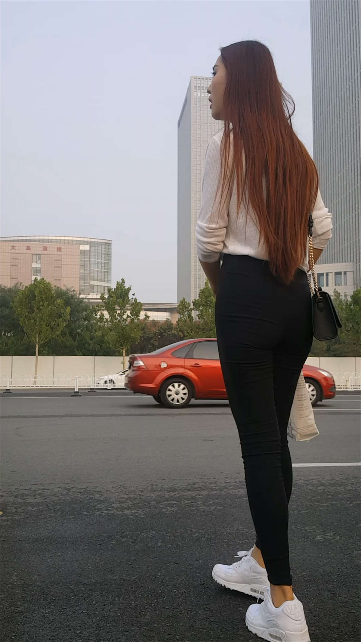 黑色长裤气质美女-日更街拍