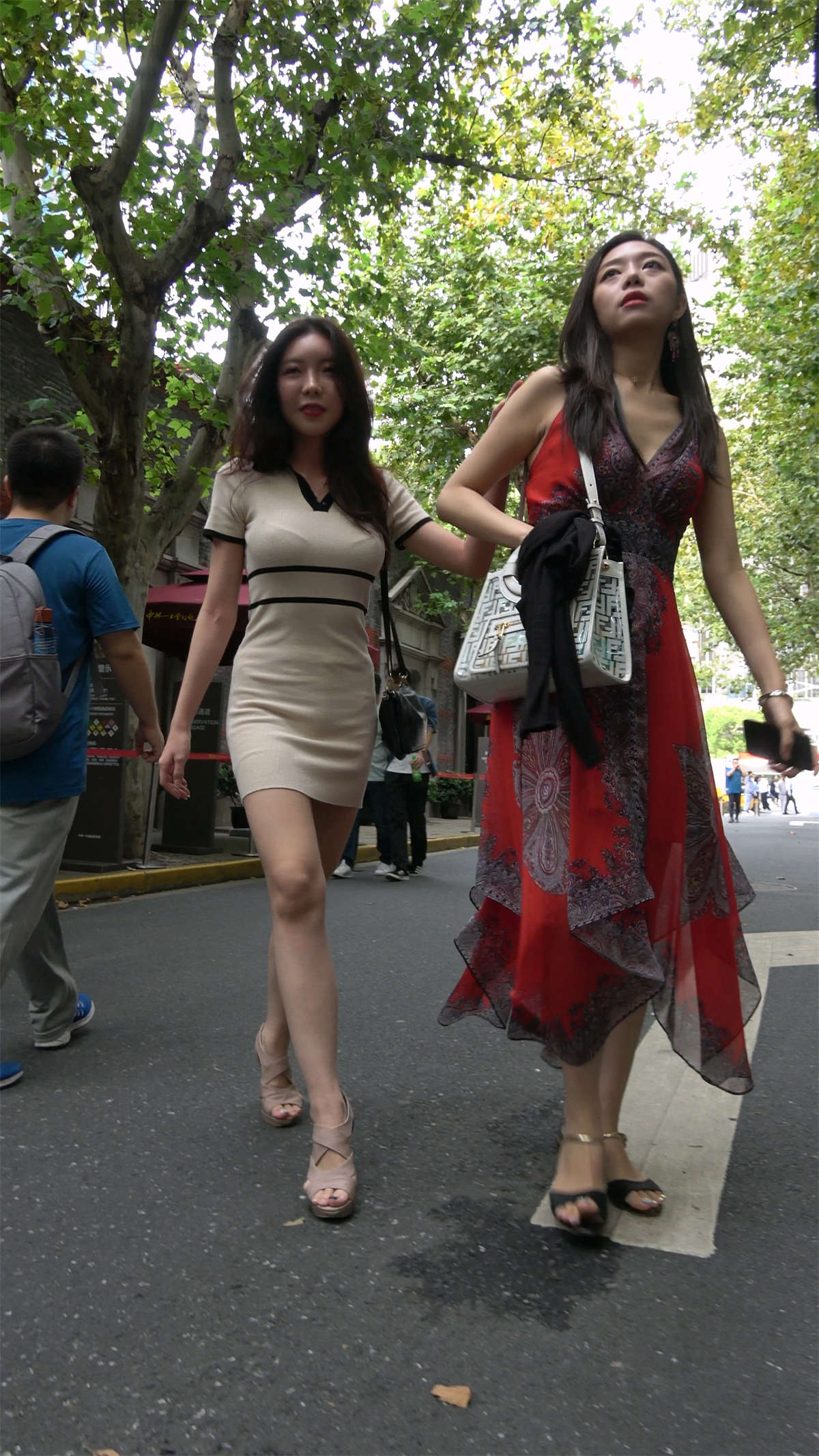 图片[2]-米色包臀裙高跟美女-日更街拍