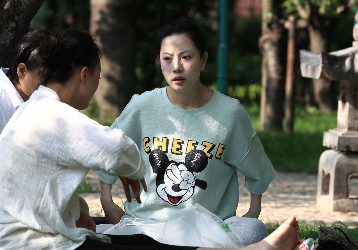 图片[2]-踏青公园街拍系列No.131 白晰美人的精致丝足-日更街拍