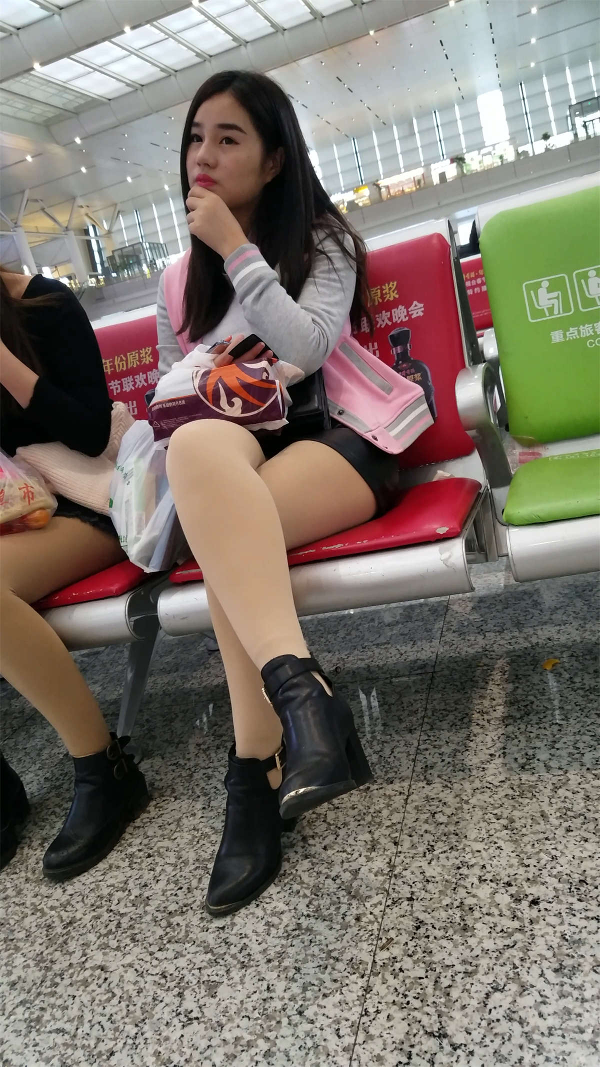 [4K高清视频]灰色毛衣肉丝黑裸靴尤物-日更街拍
