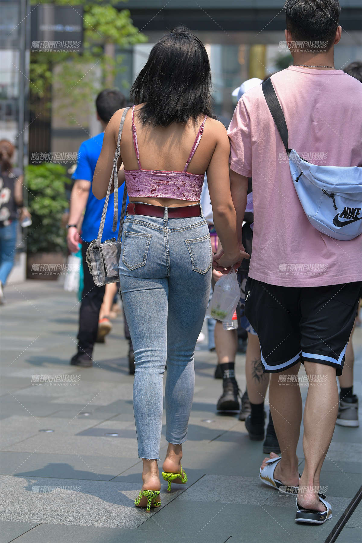 图片[2]-性感，低胸紧牛女友-日更街拍