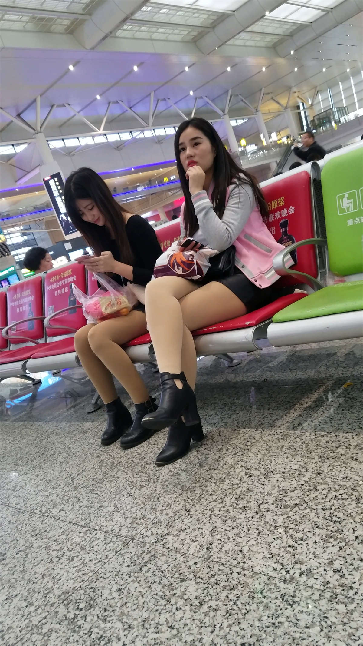 图片[2]-[4K高清视频]灰色毛衣肉丝黑裸靴尤物-日更街拍