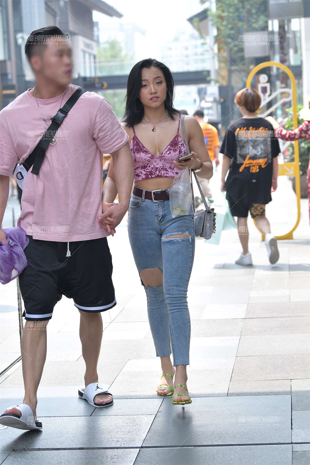 性感，低胸紧牛女友-日更街拍