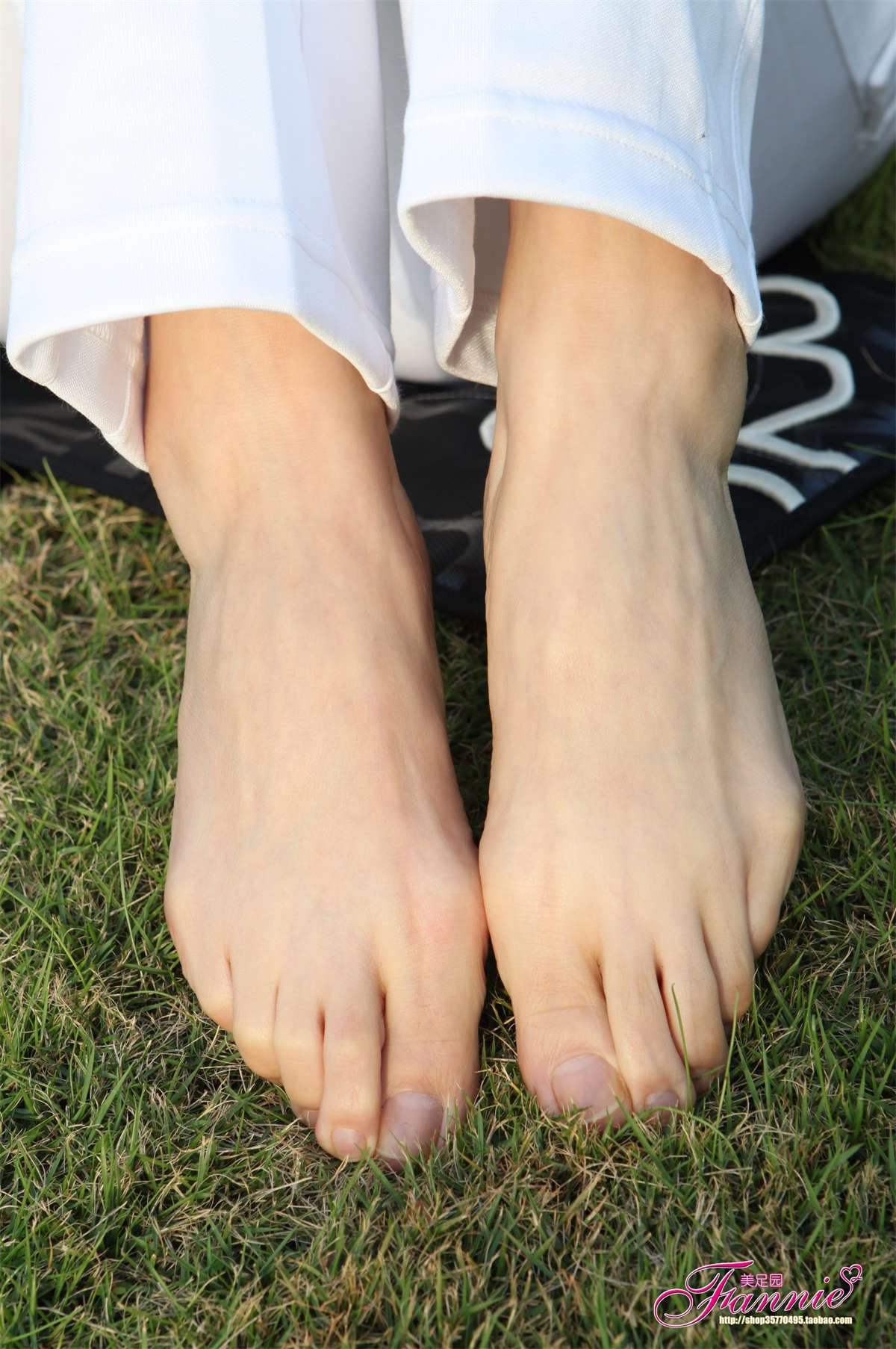 图片[2]-Fannie芬妮美足园NO.282 园林秋色（裸足2）-日更街拍