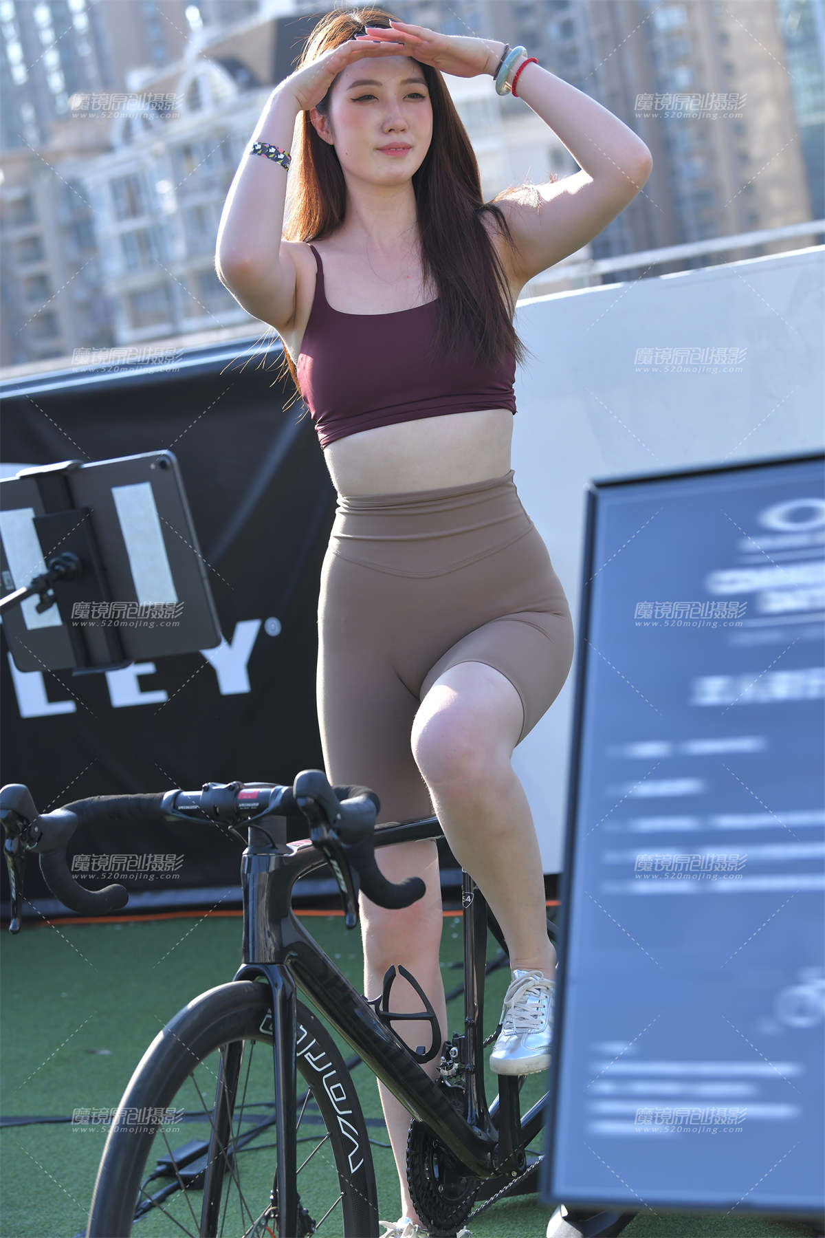 玩水枪的紧身裤-日更街拍