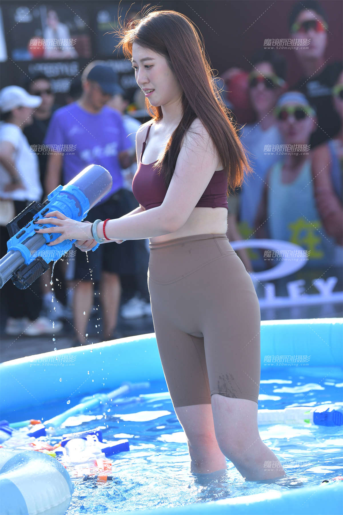 图片[2]-玩水枪的紧身裤-日更街拍