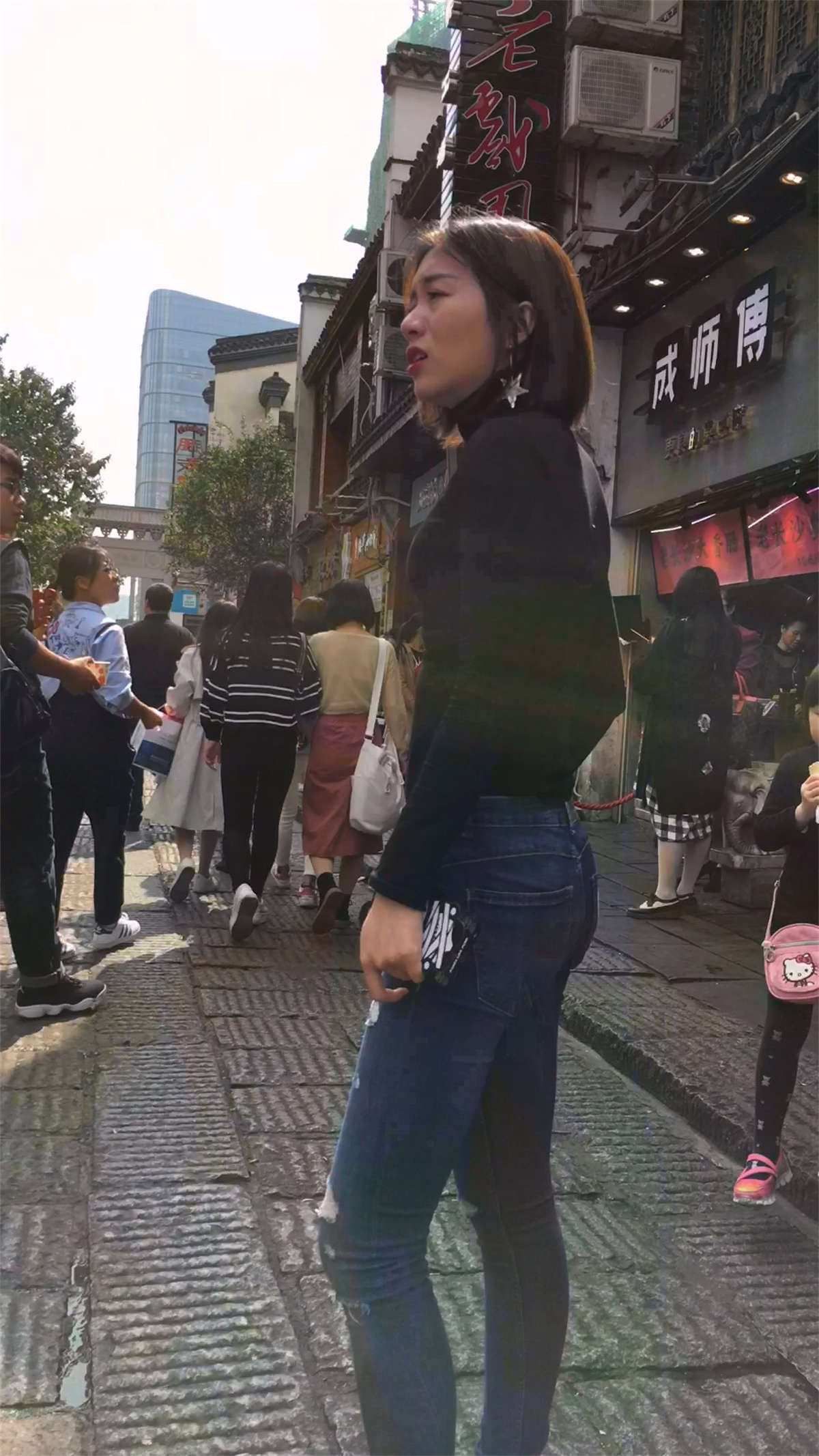 图片[2]-黑色T恤牛仔紧身裤美眉-日更街拍