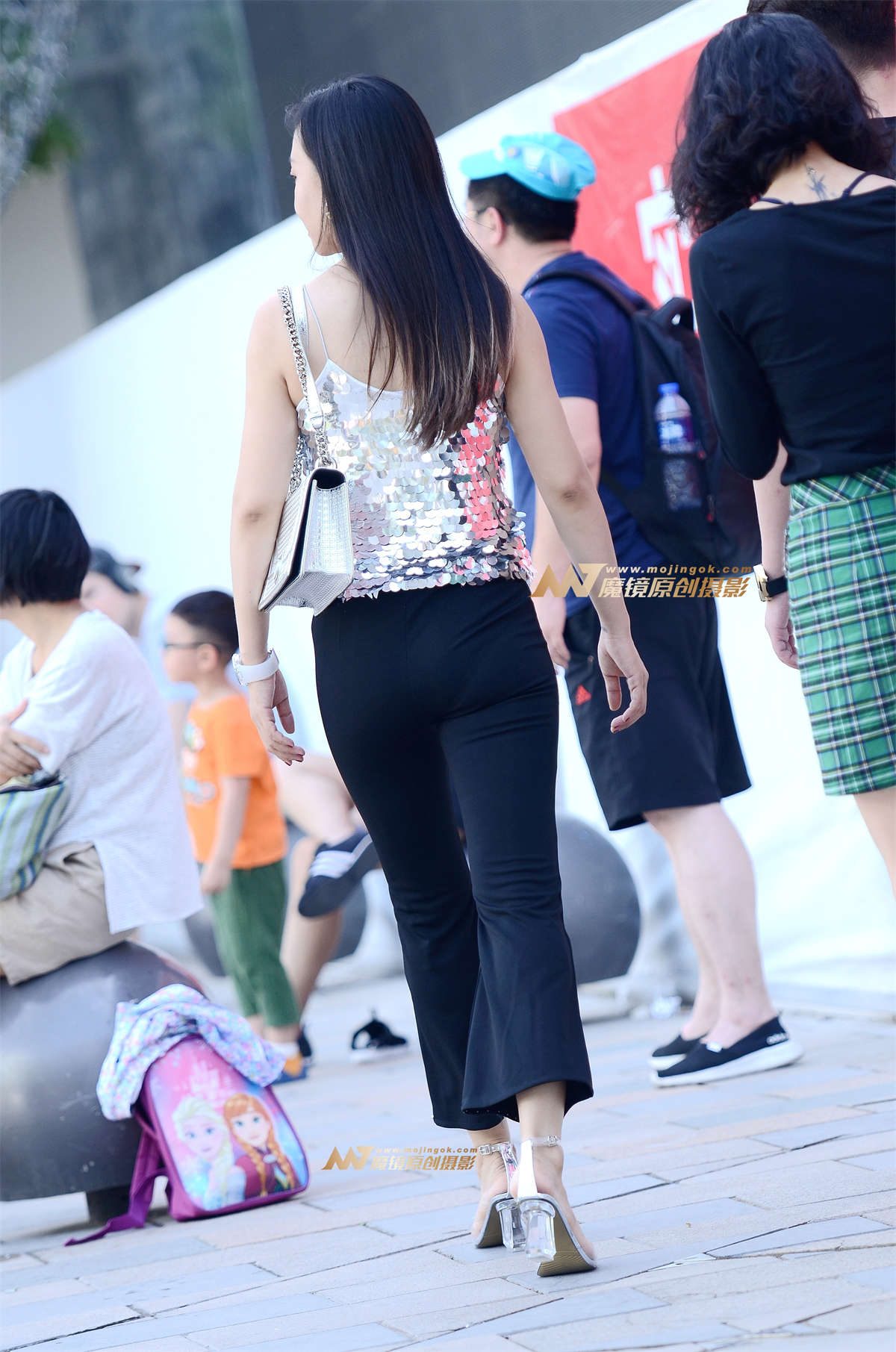 图片[2]-【神摄手赛帖】闪片吊带衫，开叉九分裤-日更街拍