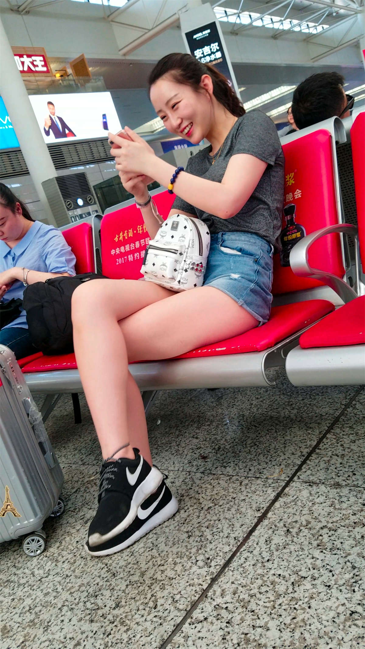 图片[2]-[4K高清视频]热裤街拍美腿运动鞋-日更街拍