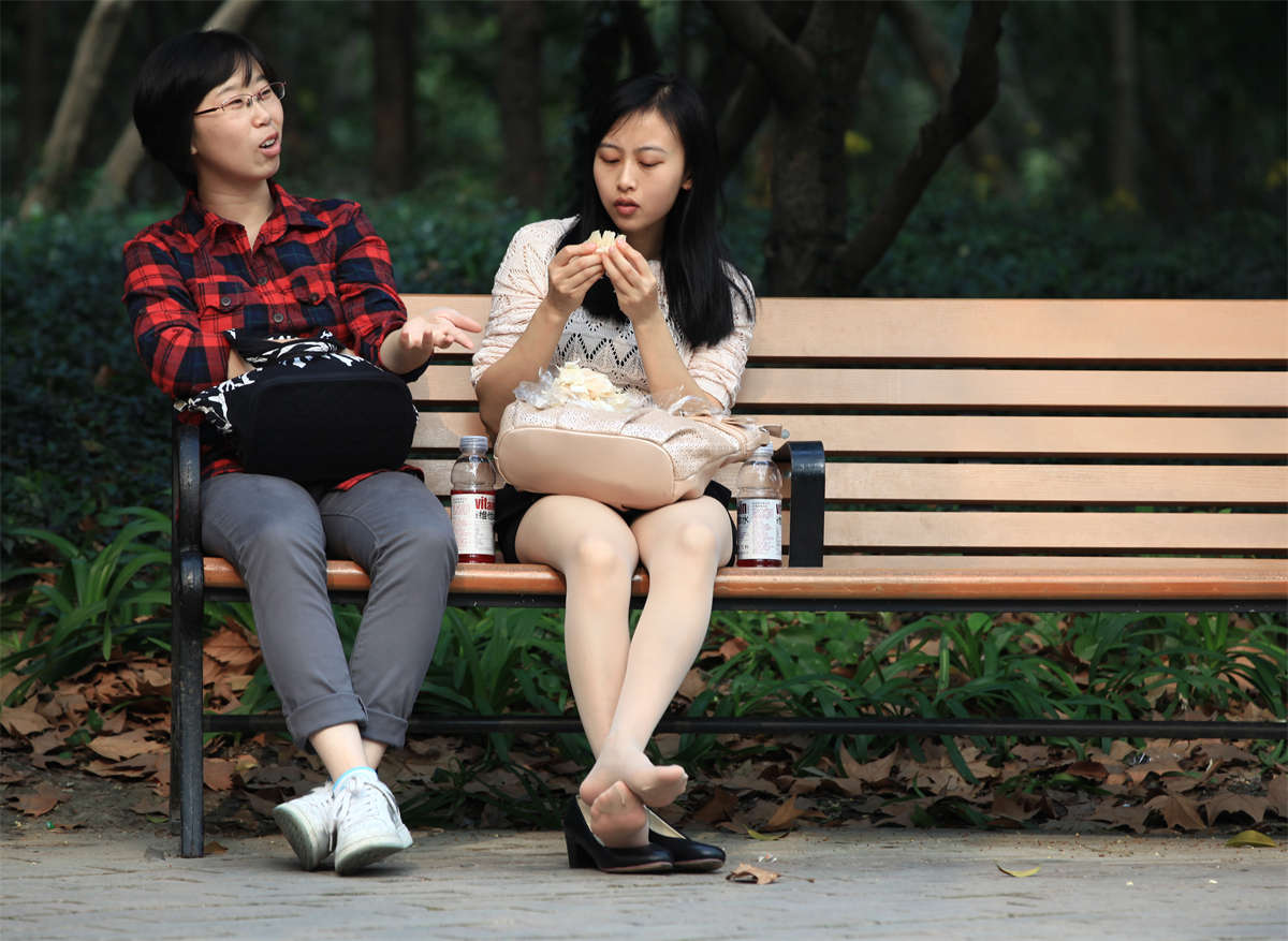 图片[2]-踏青公园街拍系列No.132 不出所料，MM一坐下就把鞋脱了-日更街拍