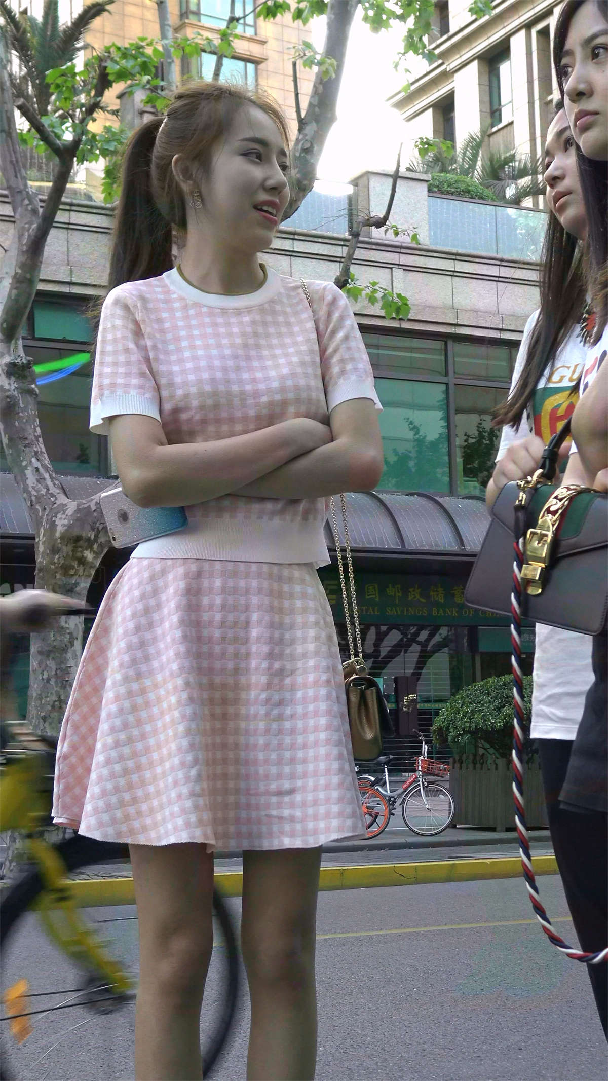 图片[2]-粉色格子连衣裙天生丽质漂亮美女-日更街拍