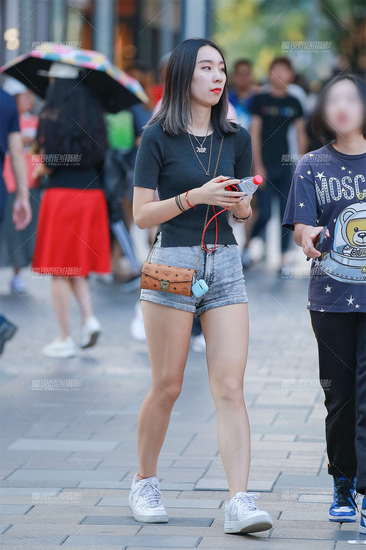 灰色热裤美眉-日更街拍