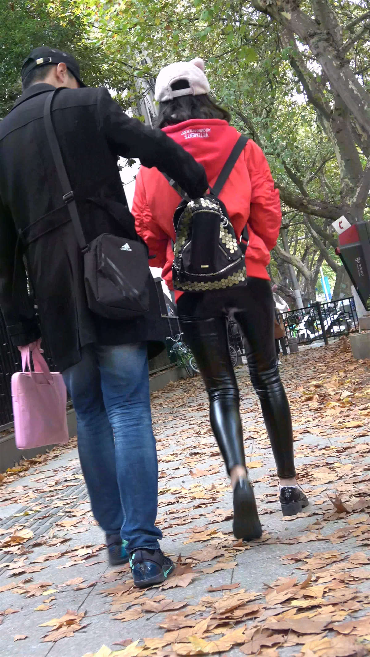 图片[2]-黑色皮裤美女-日更街拍