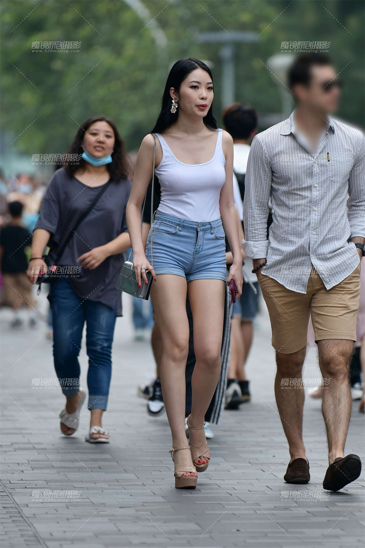 ★红指甲气质热裤美女-日更街拍