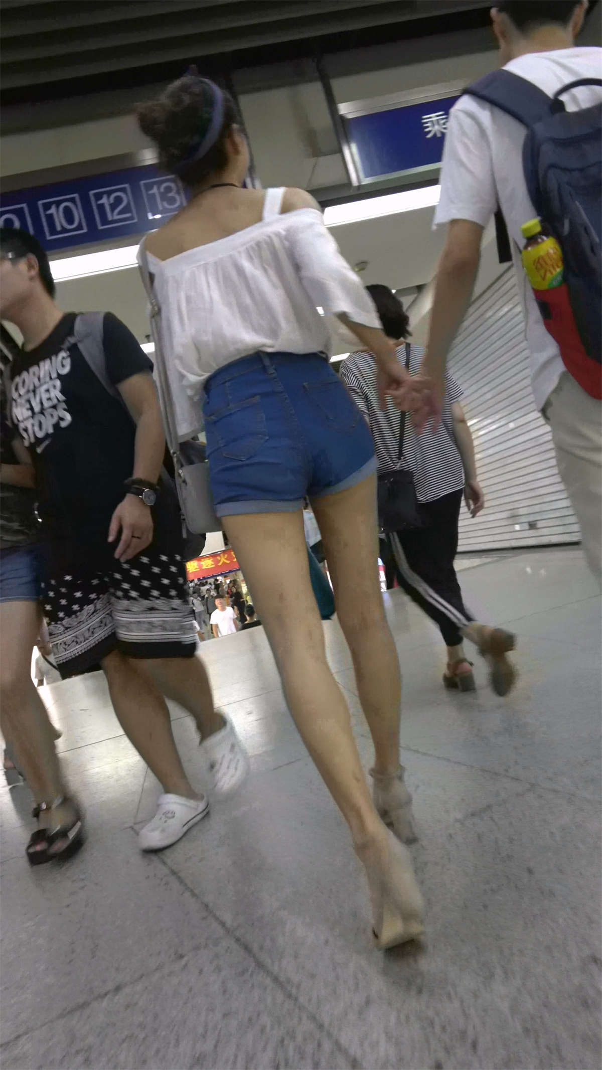 高腰牛仔热裤白衬衫高挑美腿-日更街拍