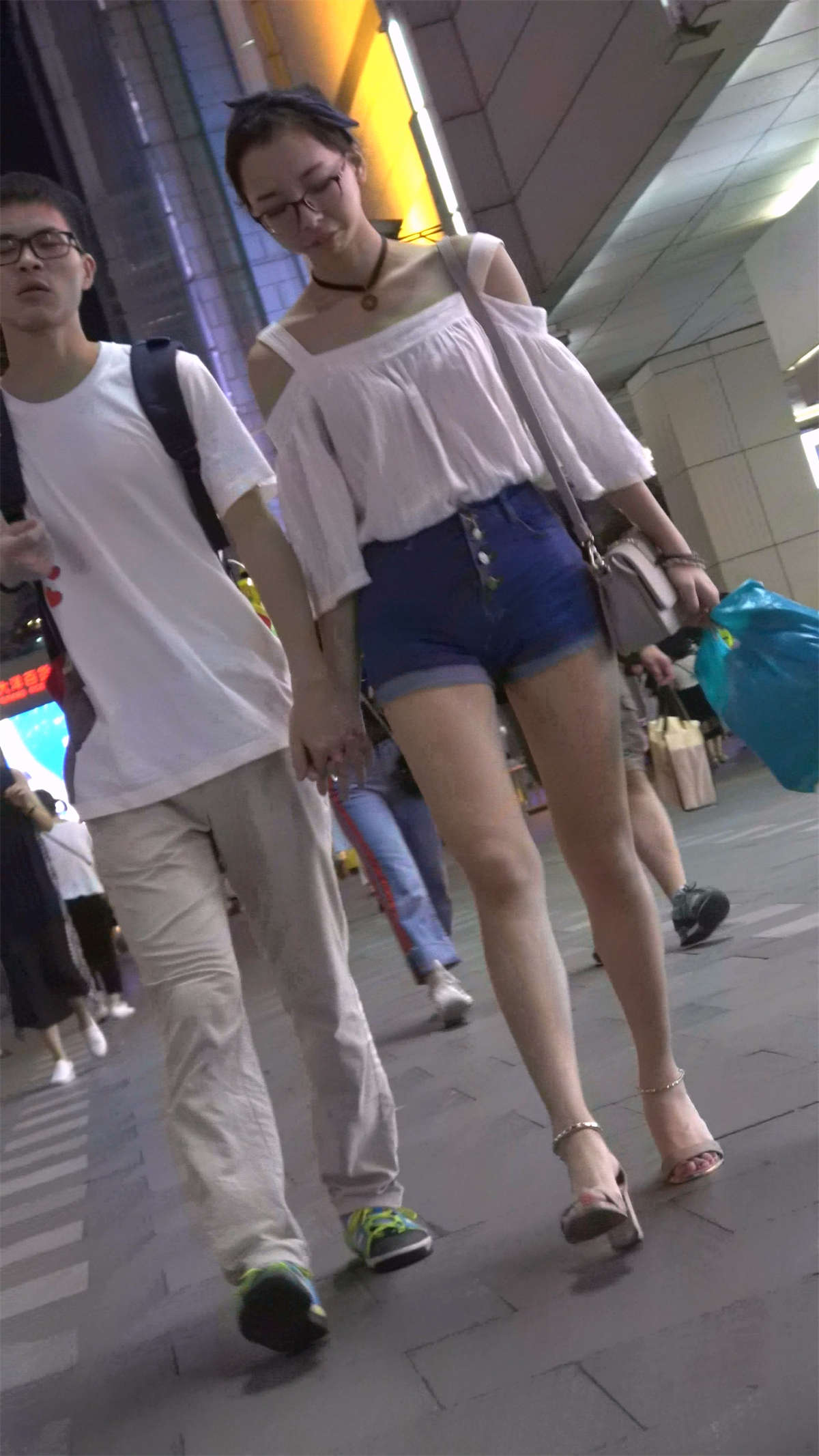 图片[2]-高腰牛仔热裤白衬衫高挑美腿-日更街拍