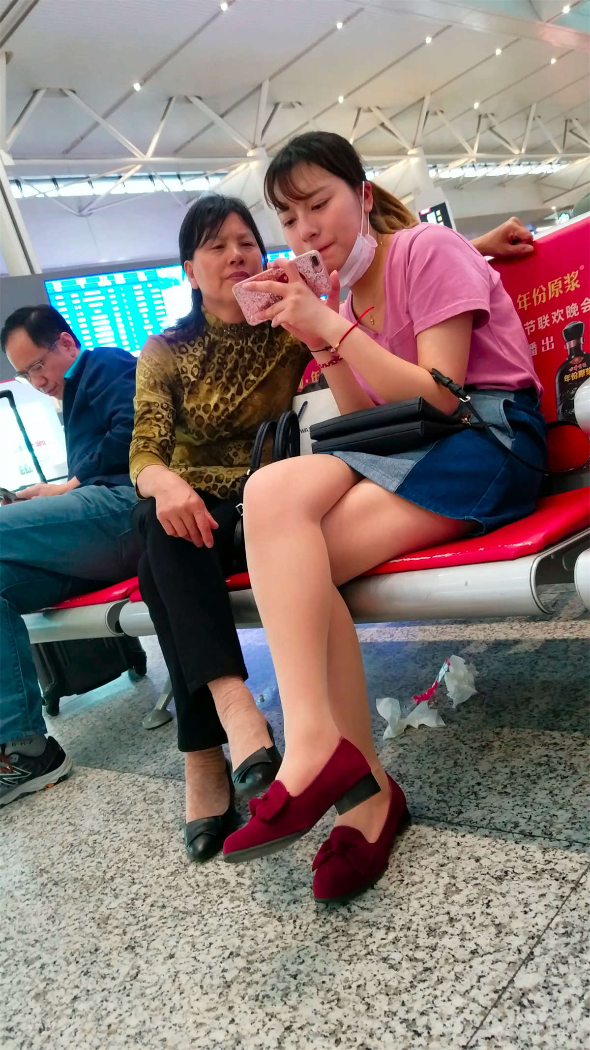 图片[2]-[4K高清视频]粉色T恤街拍牛仔短裙肉丝-日更街拍