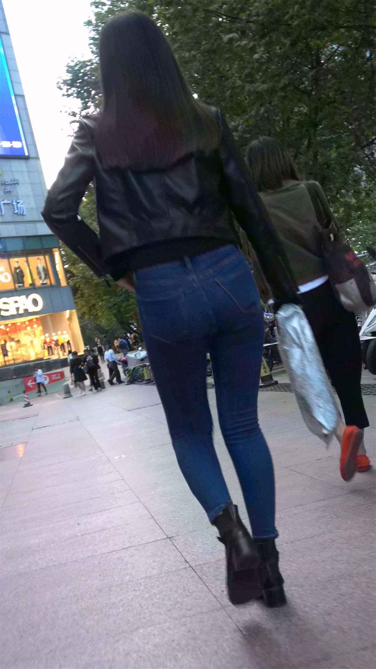 图片[2]-紧身牛仔美女-日更街拍